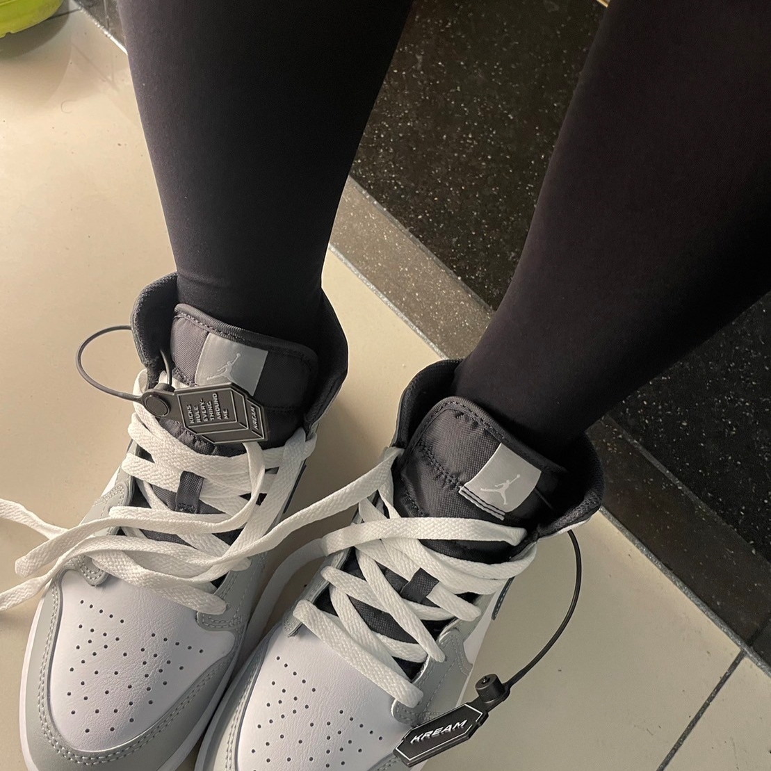 (PS) Jordan 1 Mid Light Smoke Grey Anthracite 착용 스타일 - 2