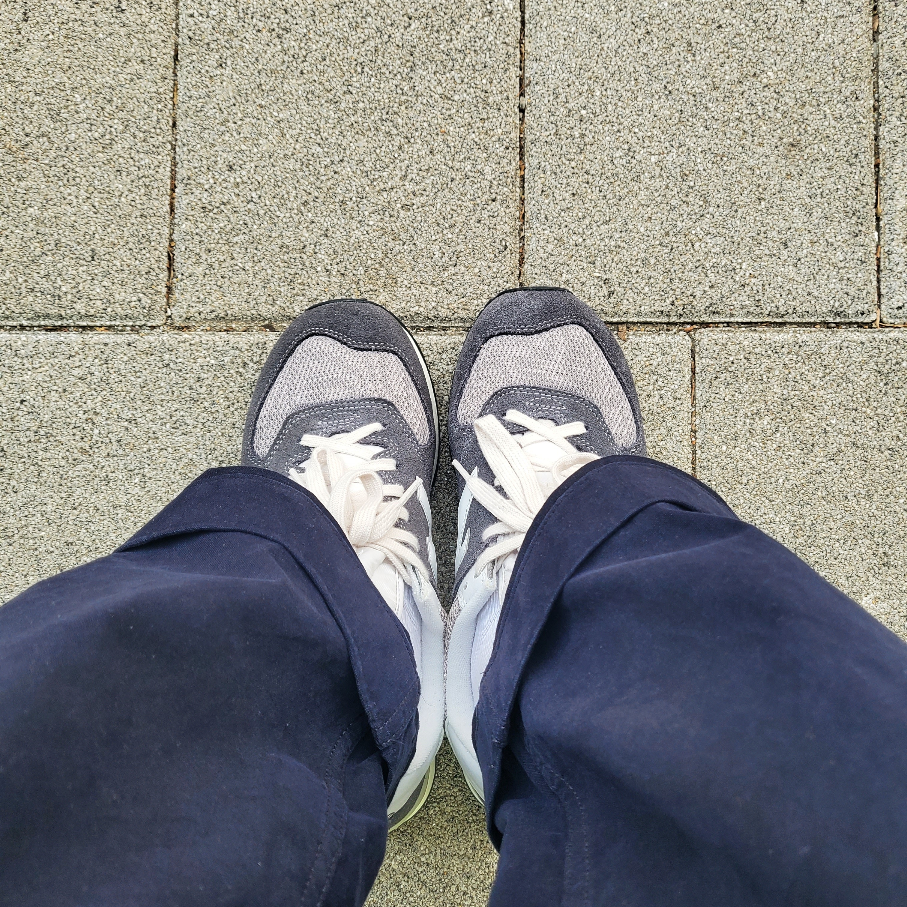 New Balance 574 Dark Grey 착용 스타일 - 1