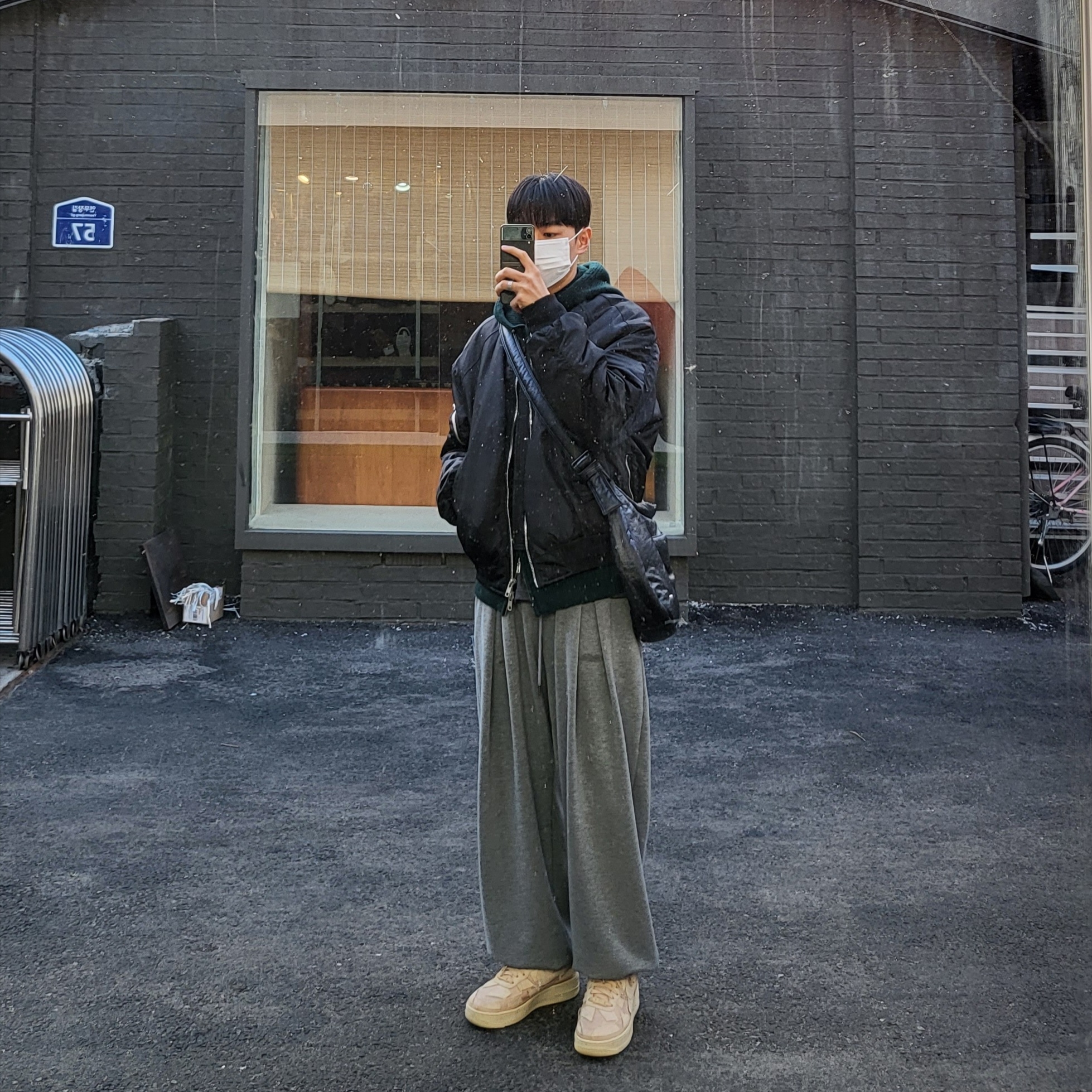 Nike x Billie Eilish Air Force 1 Low '07 SP Mushroom 착용 스타일