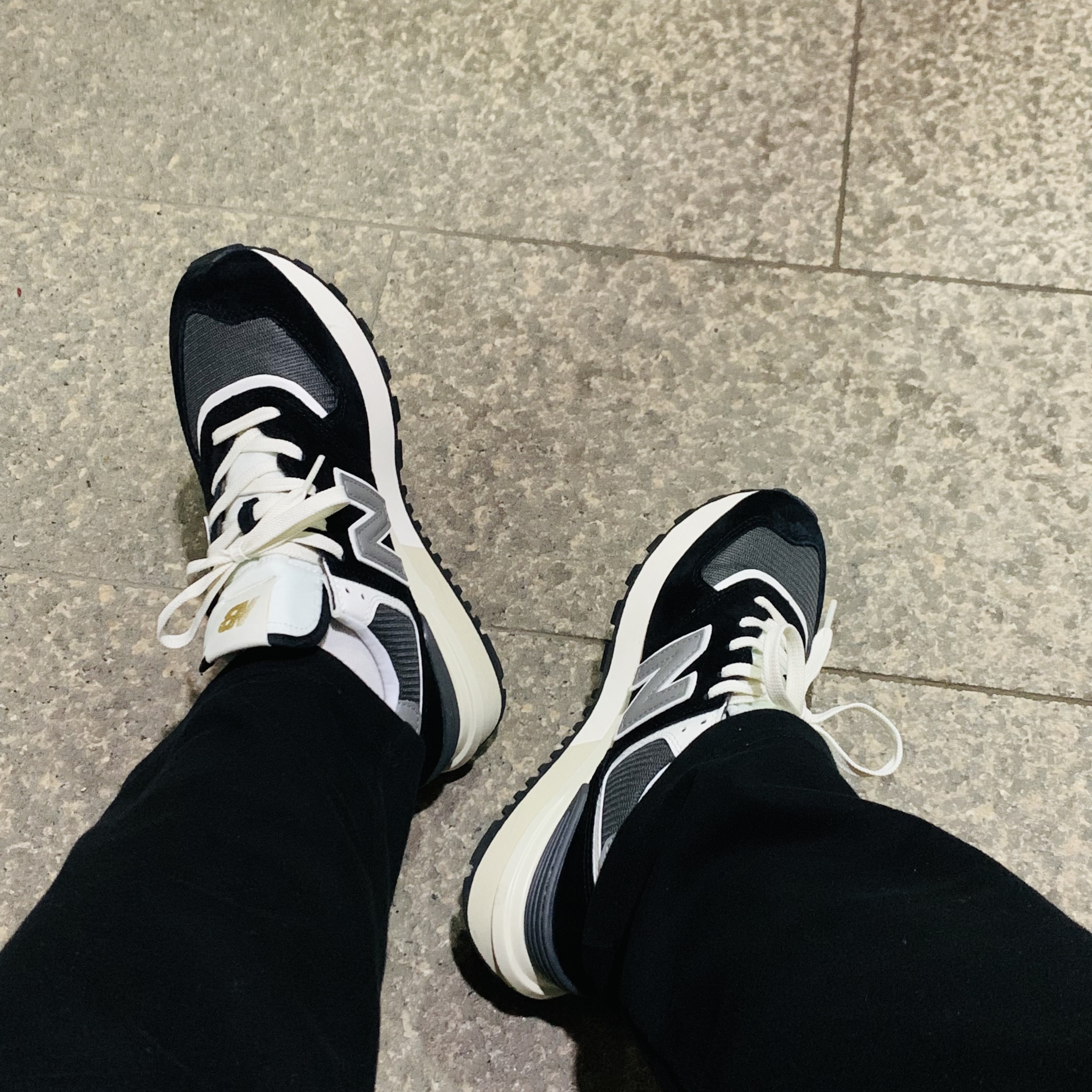 New Balance 574 Legacy Black 착용 스타일 - 1