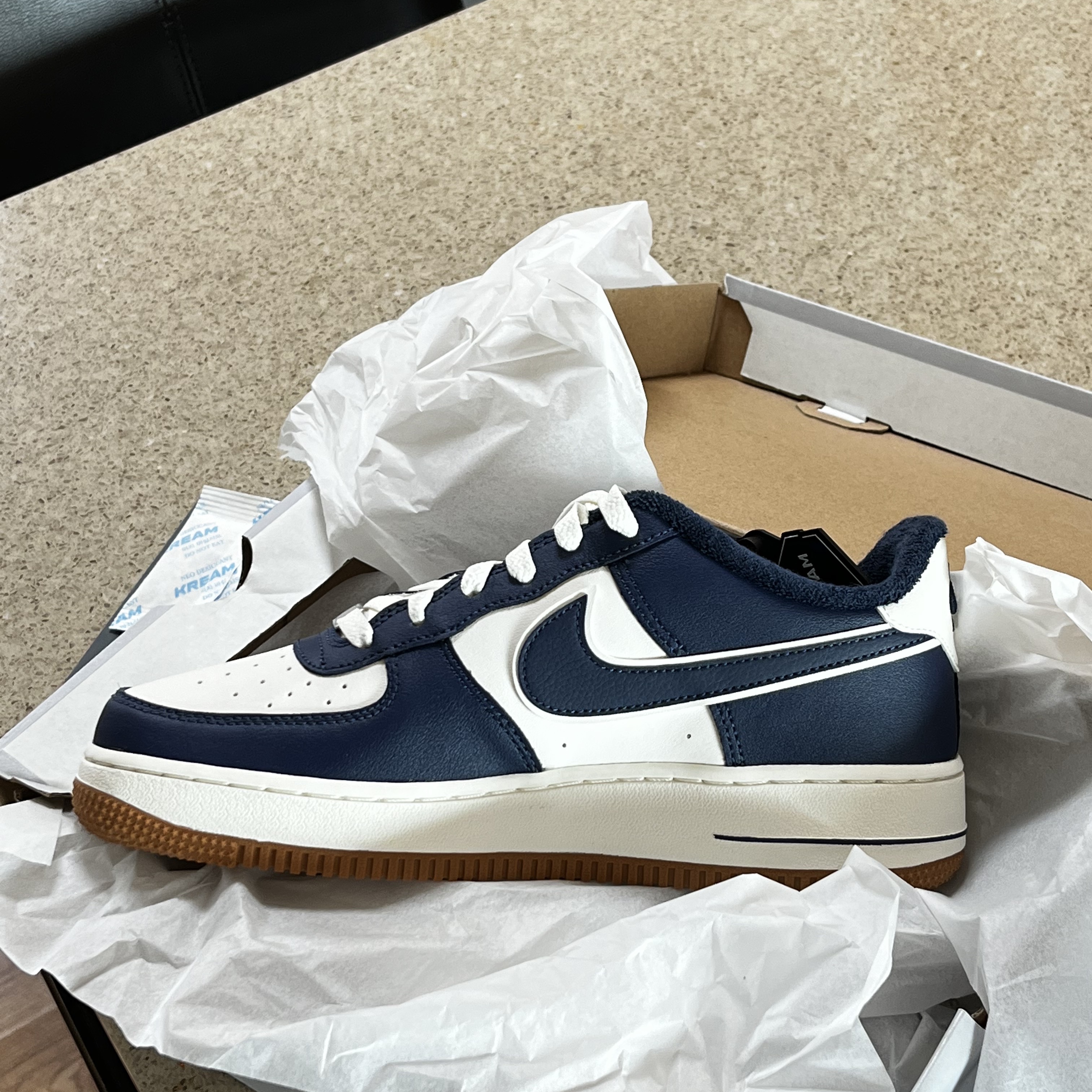 (GS) Nike Air Force 1 LV8 3 Midnight Navy 착용 스타일