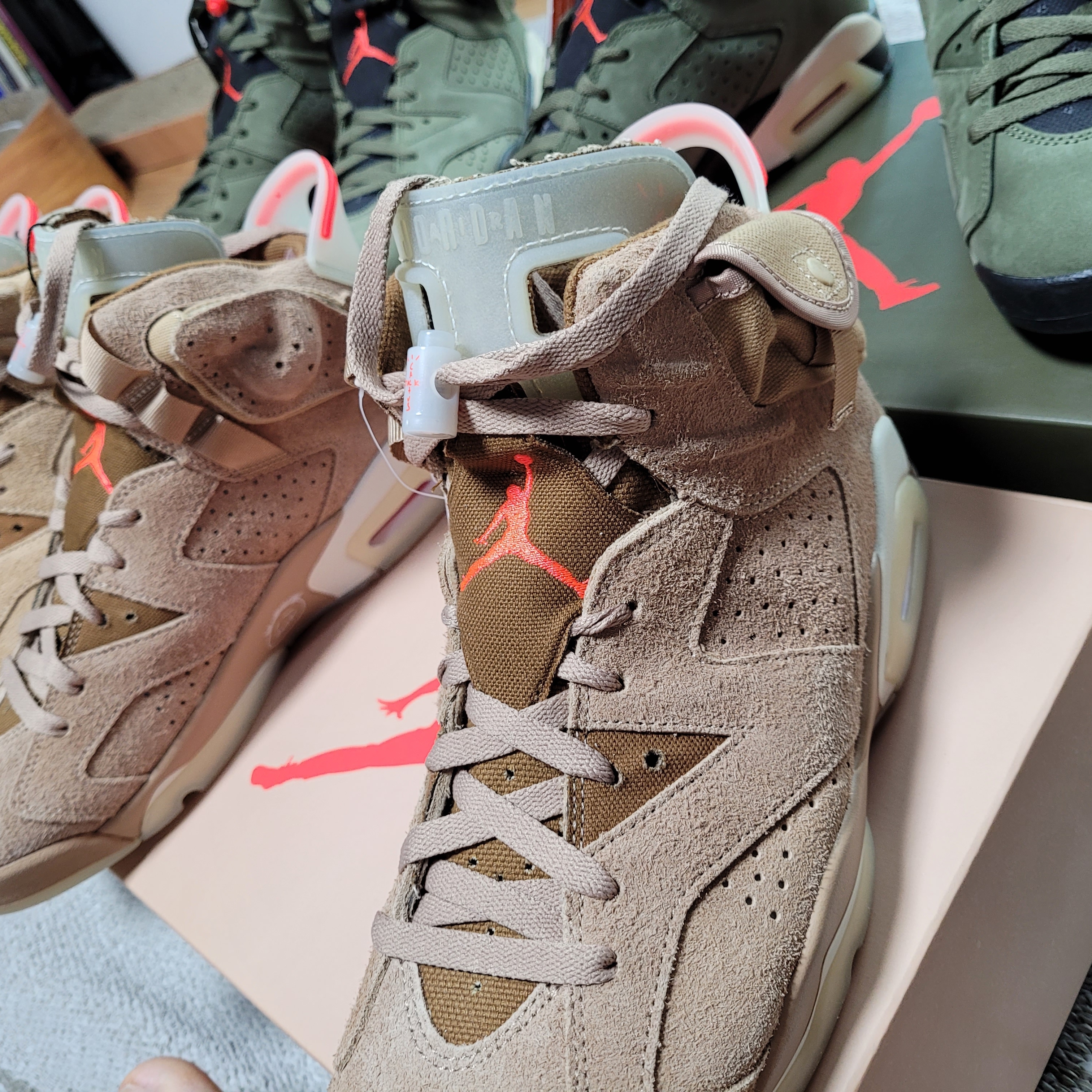 Jordan 6 x Travis Scott Retro SP British Khaki, Jordan 6 x Travis Scott Retro Olive 착용 스타일 - 2