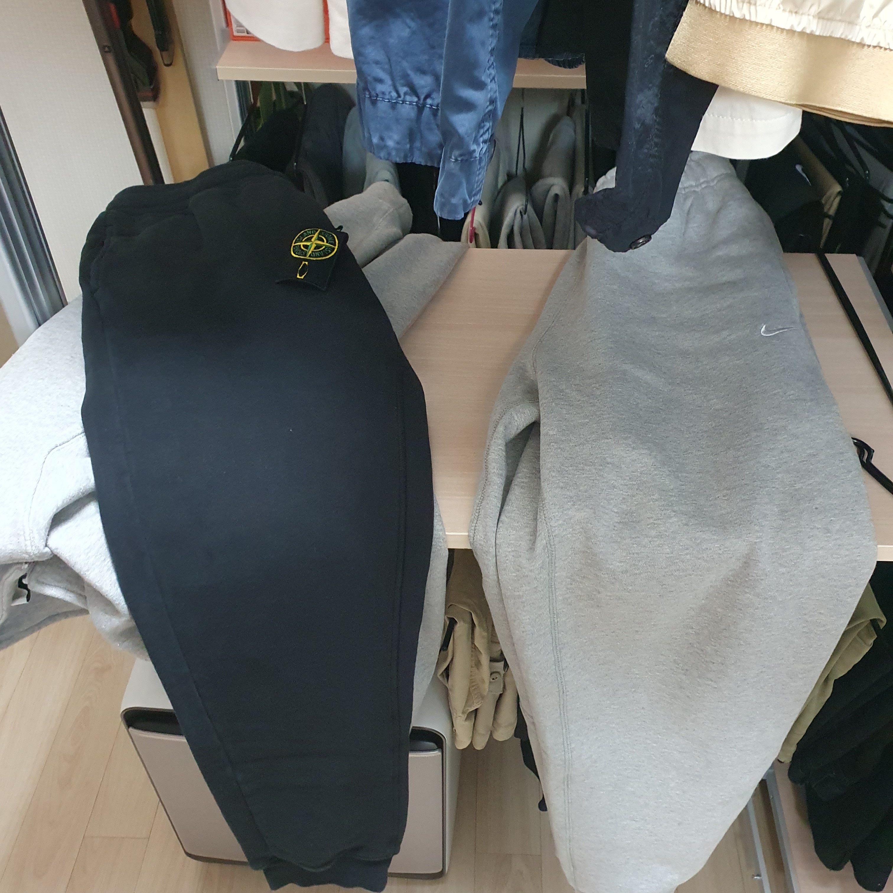 Stone Island 64520 Cotton Fleece Sweatpants Black - 22FW 착용 스타일
