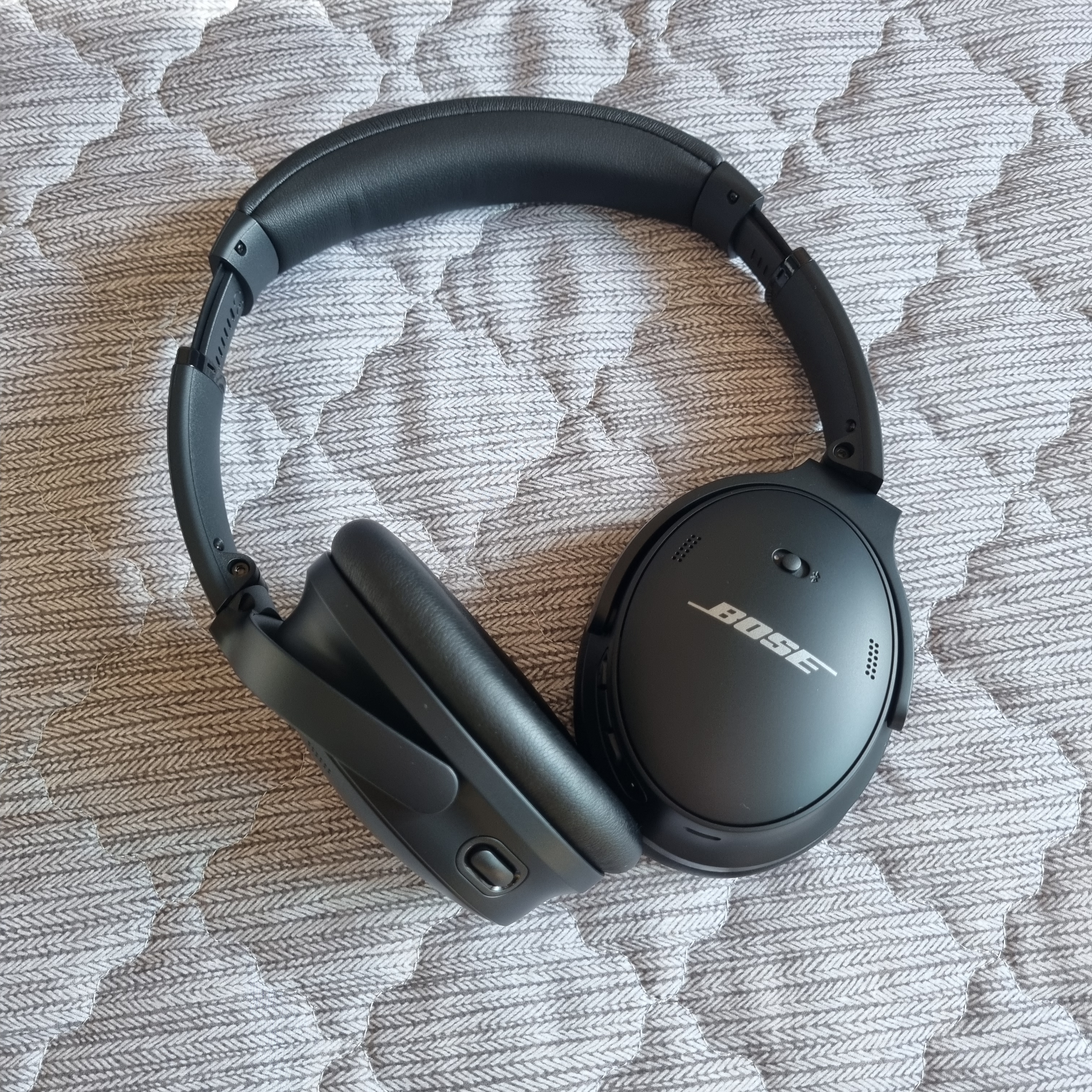 BOSE QC45 Triple Black (Korean Ver.) 착용 스타일 - 2