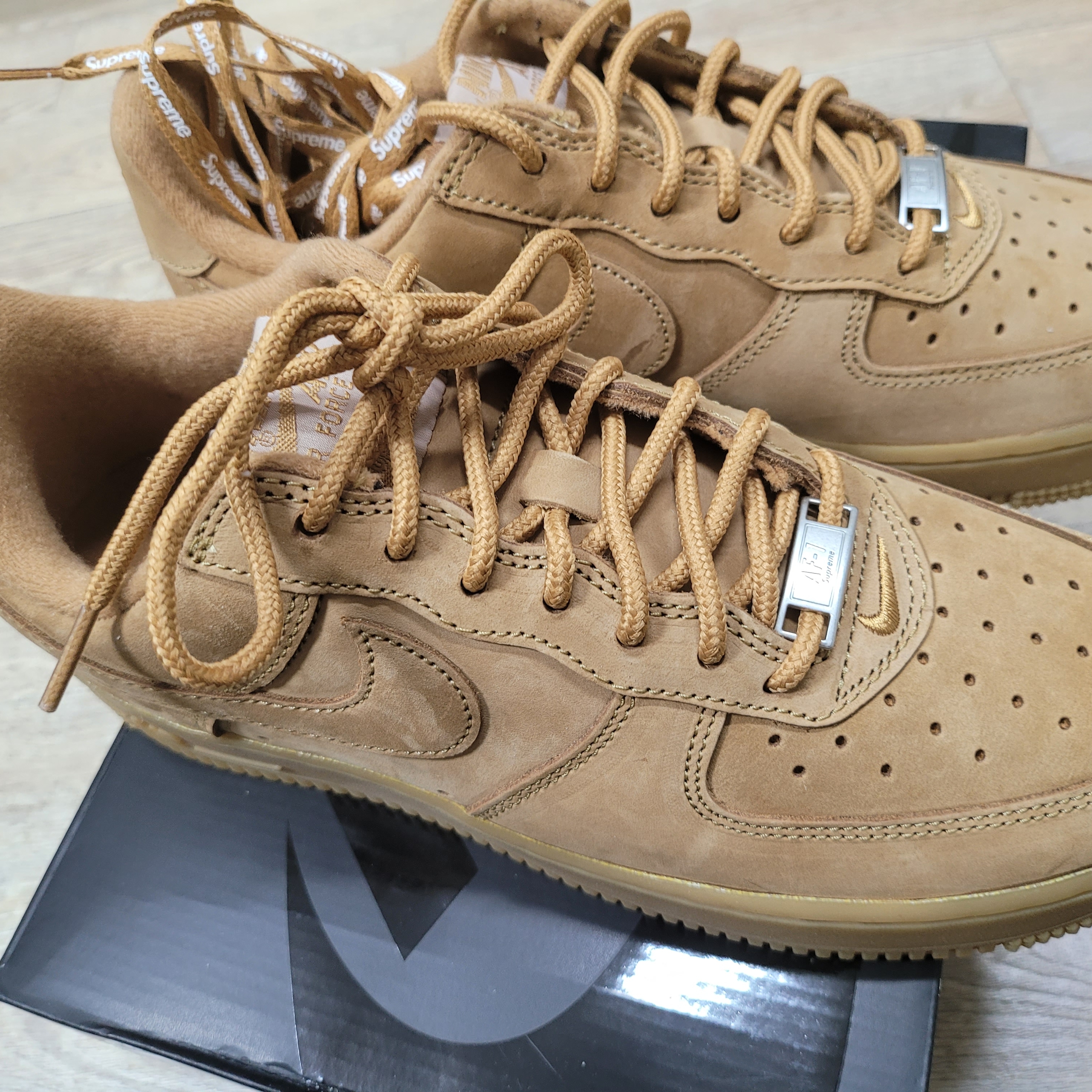 Nike x Supreme Air Force 1 Low Flax 착용 스타일 - 2