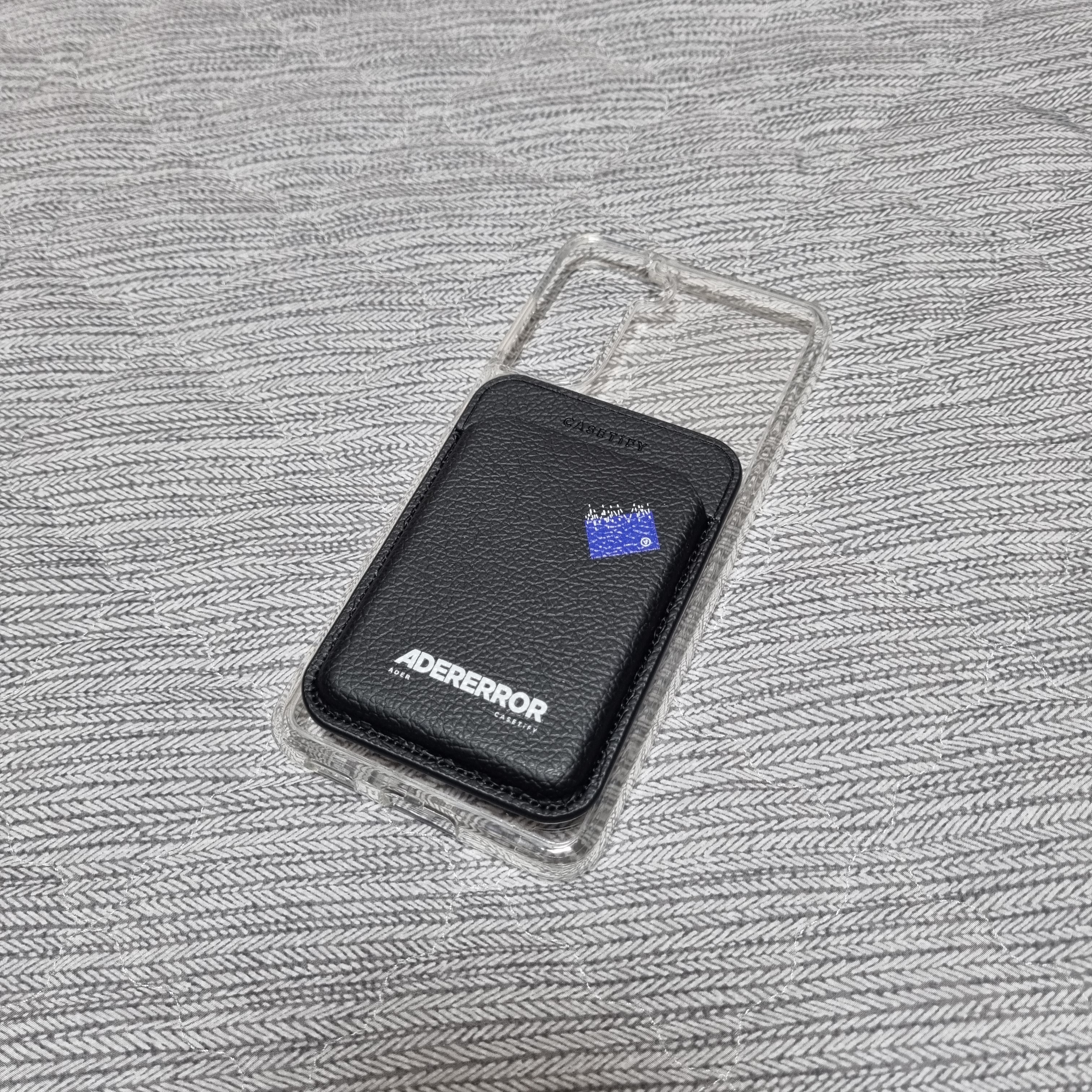 Casetify x Ader Error Magsafe Wallet Noir 착용 스타일