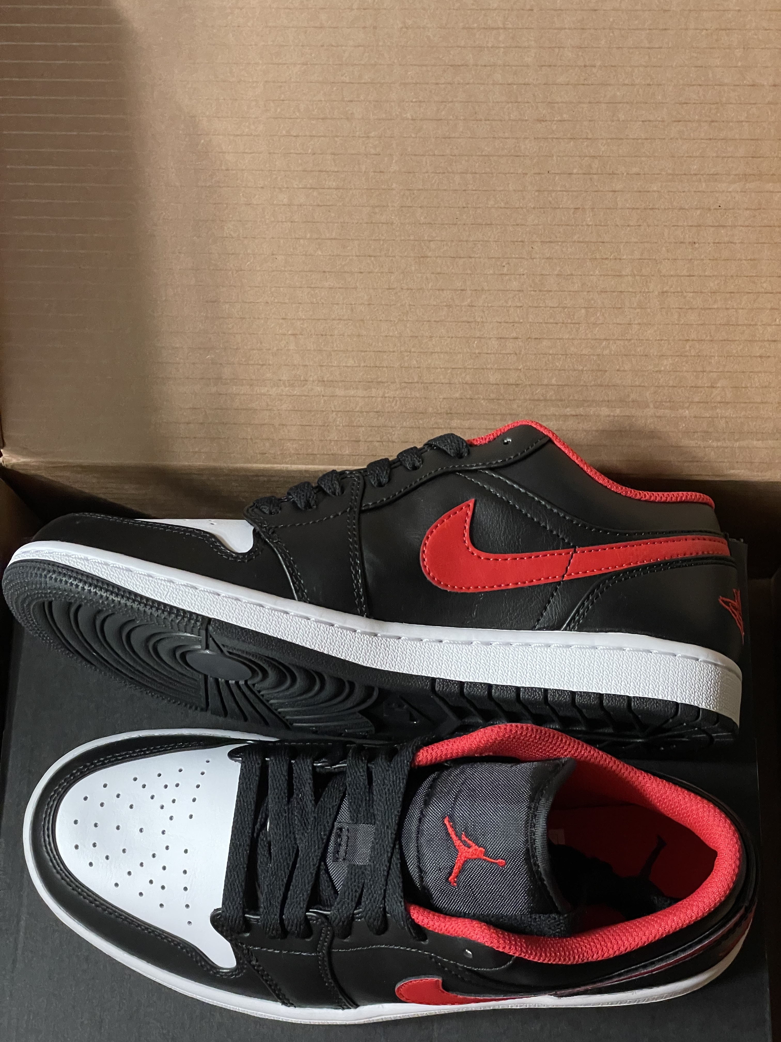Jordan 1 Low Black Fire Red 착용 스타일 - 2