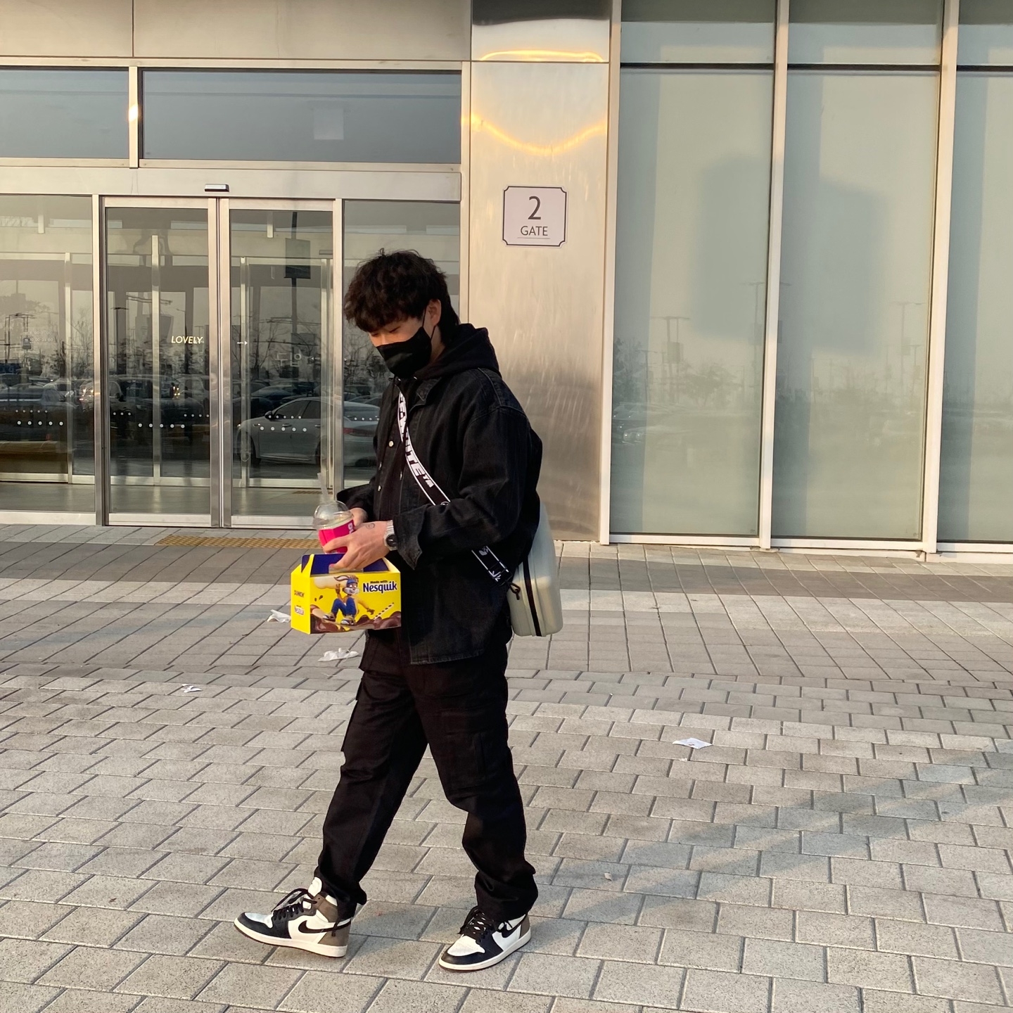 Jordan 1 Retro High OG Black Mocha, Off-White x Amore Pacific Protection Box (Without Cosmetics) 착용 스타일 - 4