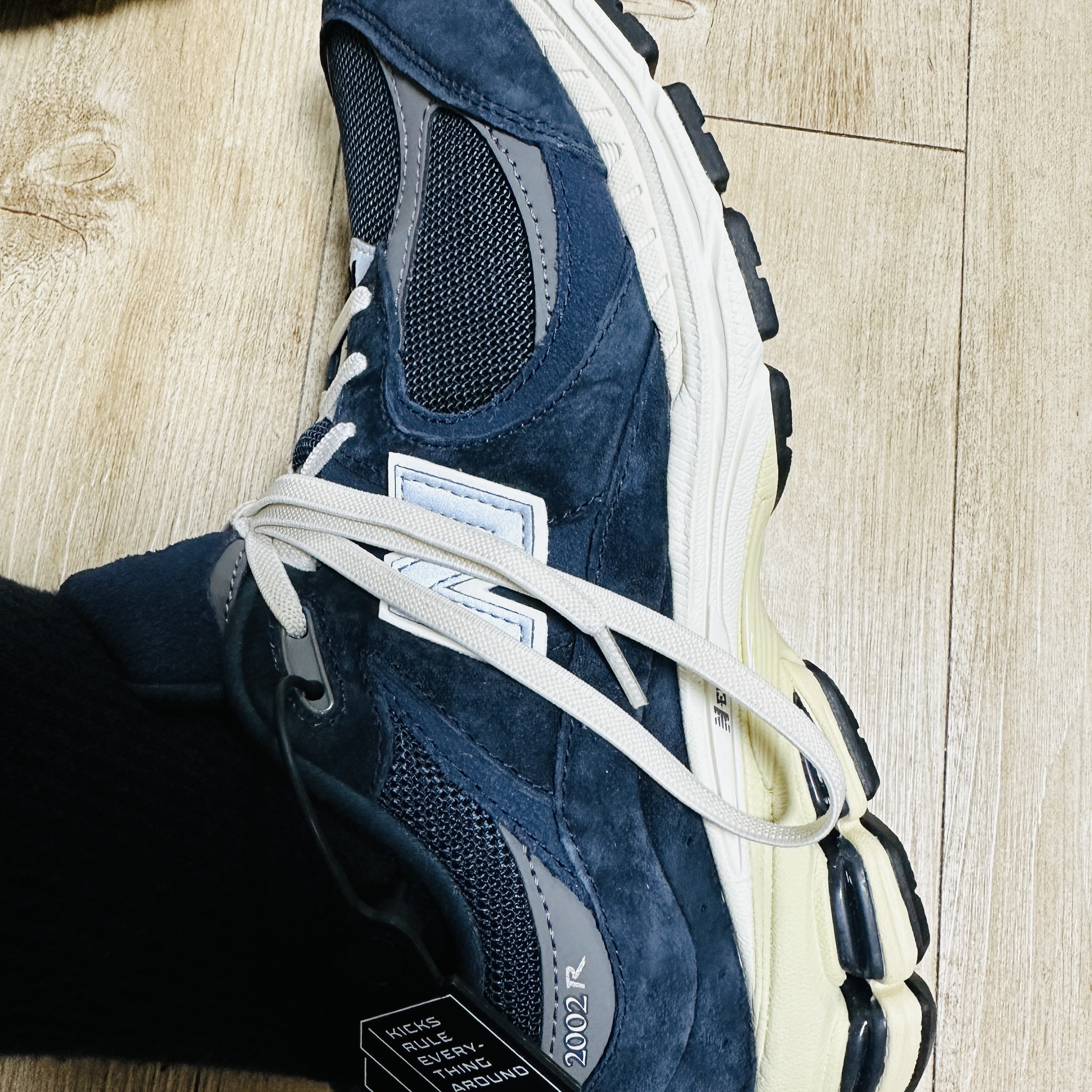 New Balance 2002R Eclipse Castlerock 착용 스타일 - 1
