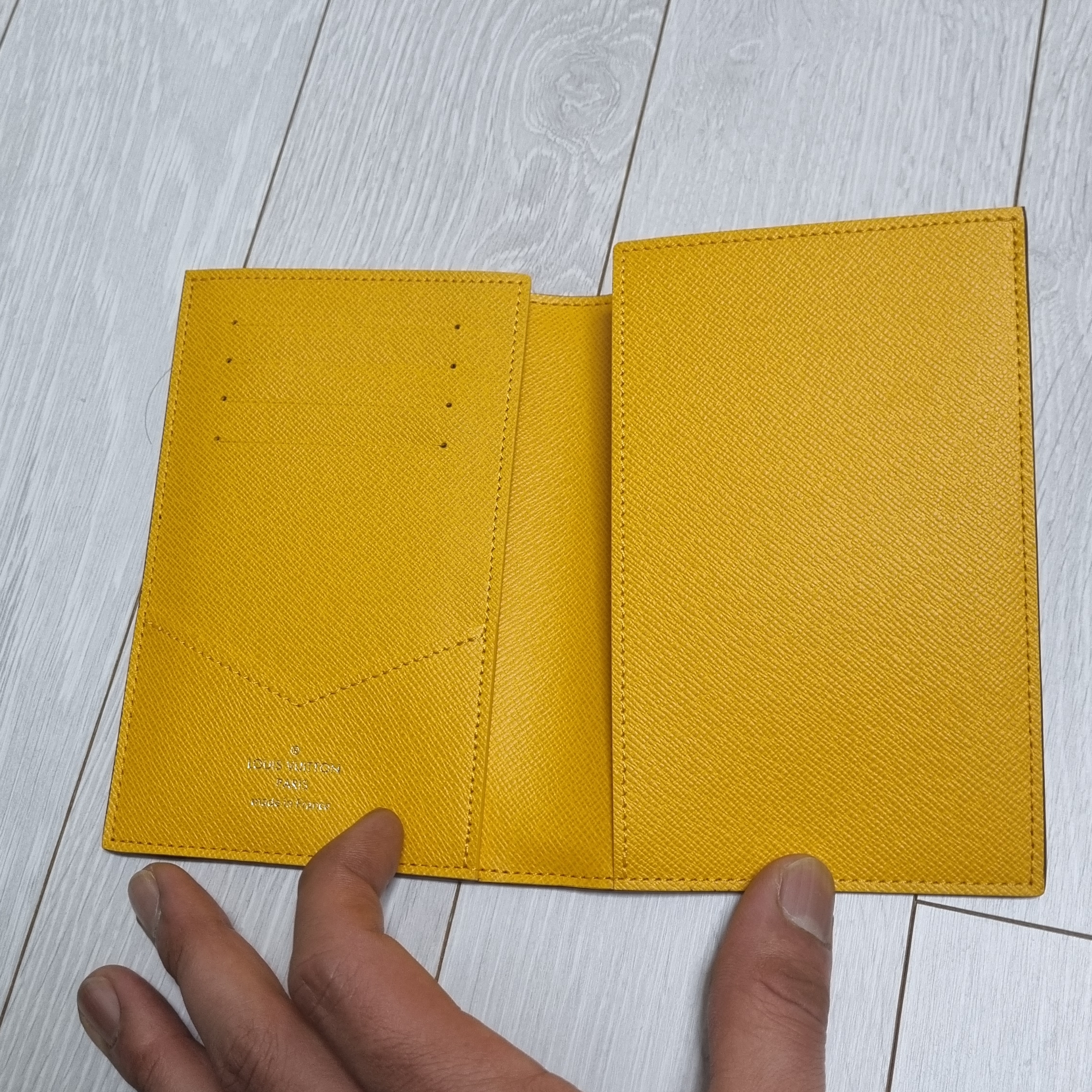 Louis Vuitton Vivienne Passport Cover Monogram Yellow 착용 스타일 - 2