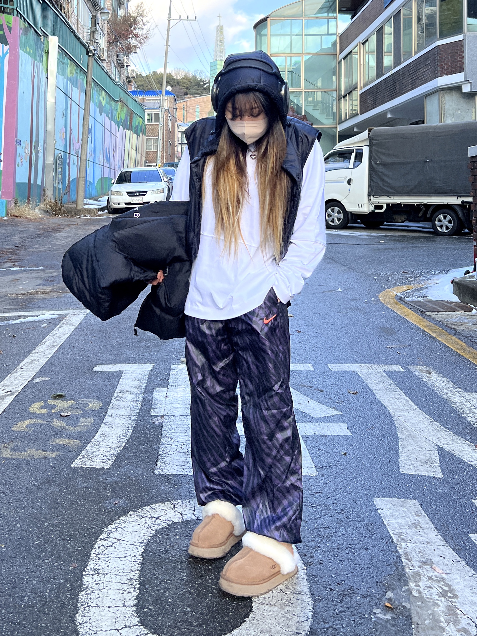 Apple AirPods Max Lightning Space Gray (Korean Ver.), (W) UGG Disquette Slipper Chestnut 착용 스타일 - 4
