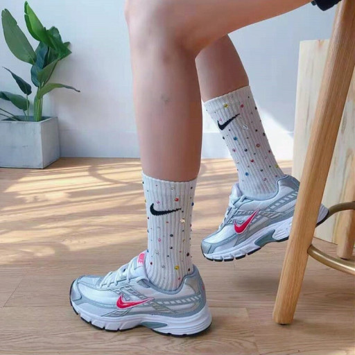 (W) Nike Initiator Cherry Metallic Silver, Nike Initiator Metallic Silver Black 착용 스타일 - 1