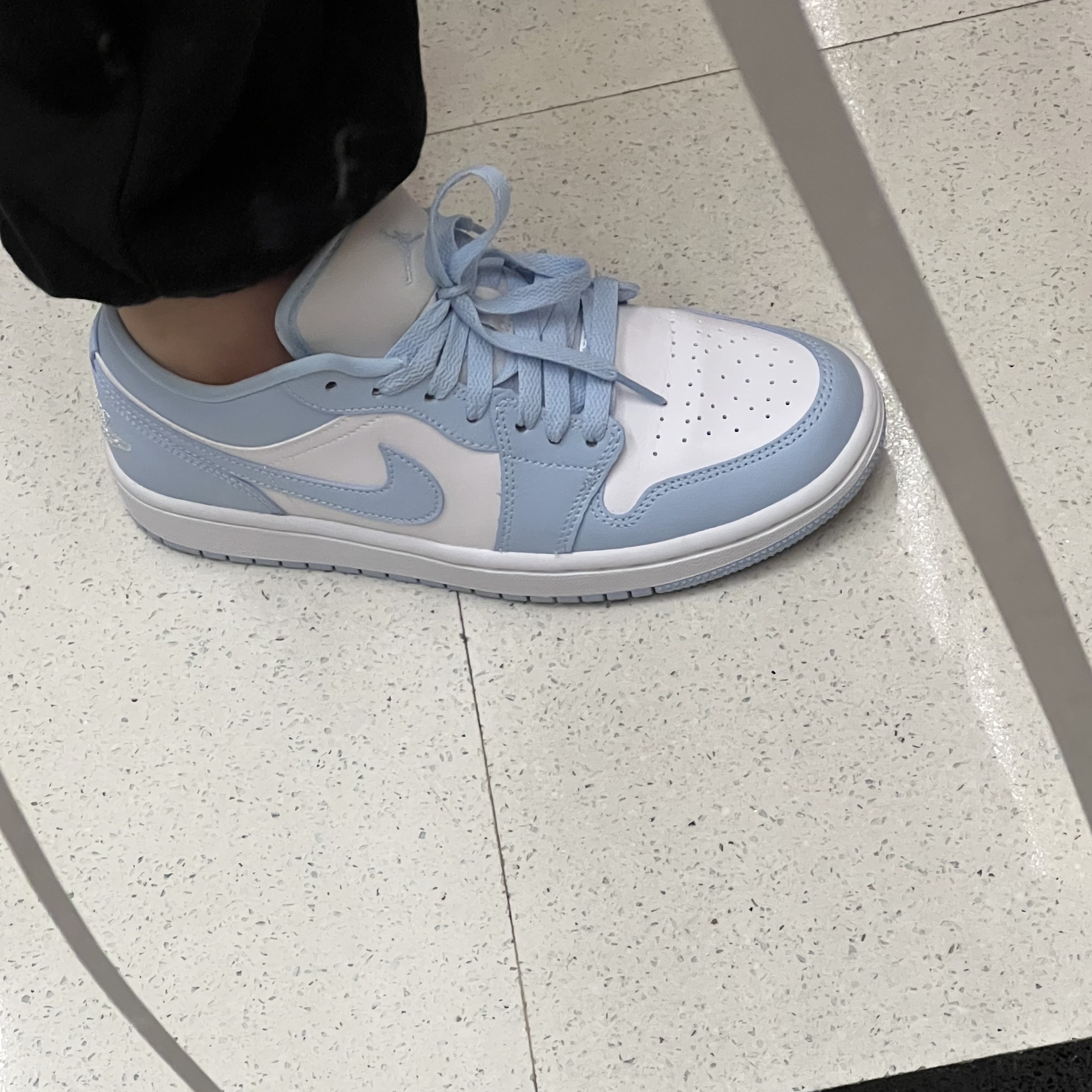 (W) Jordan 1 Low White Ice Blue 착용 스타일 - 1