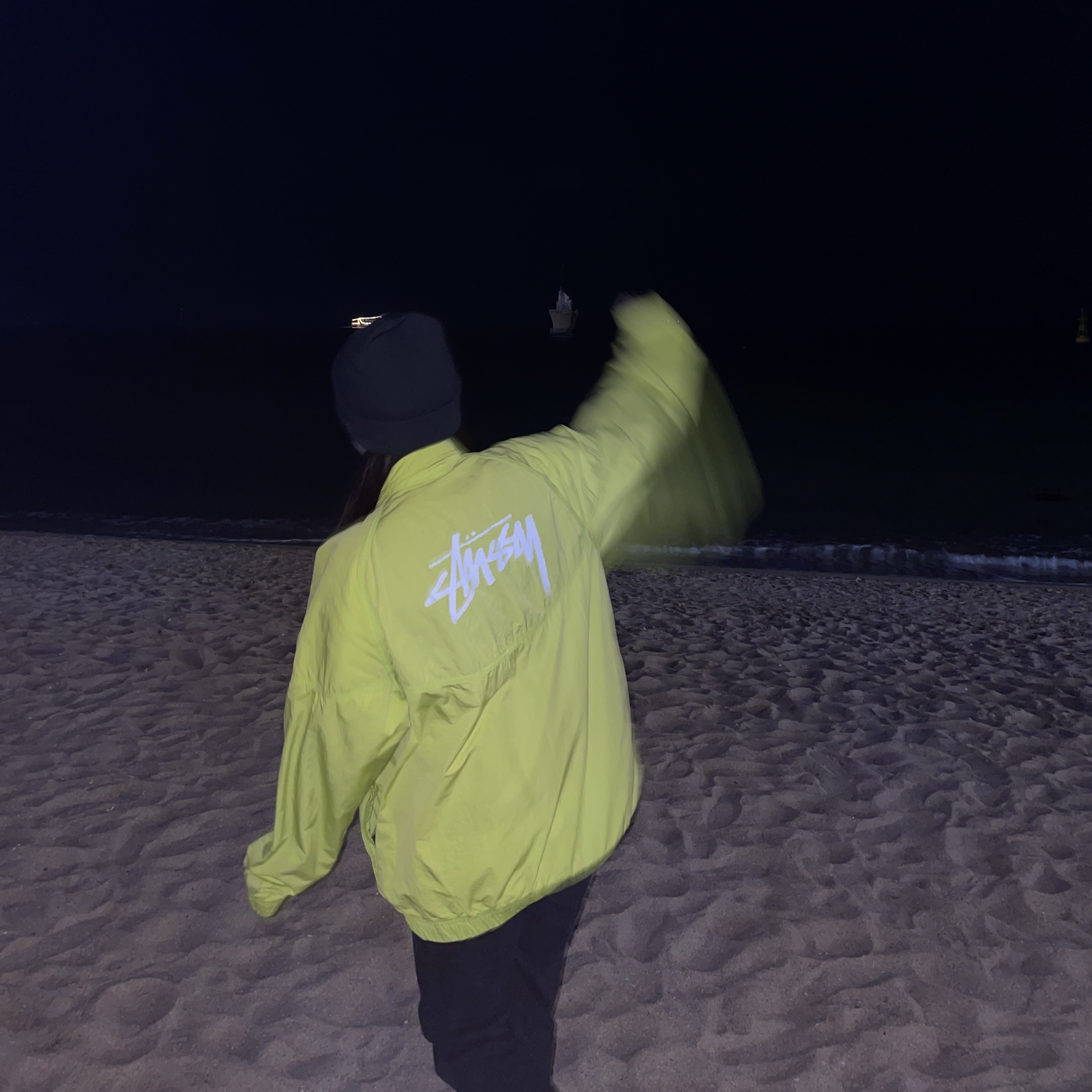 Nike x Stussy Windrunner Jacket Bright Cactus, Nike Air Force 1 '07 Low White 착용 스타일 - 2