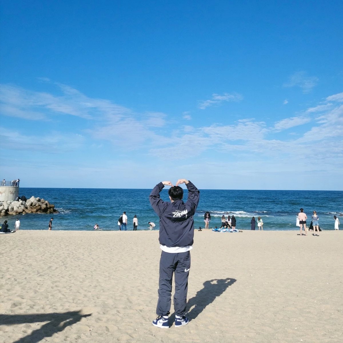 Nike x Stussy Windrunner Jacket Off Noir, Nike x Stussy Beach Pants Off Noir 착용 스타일