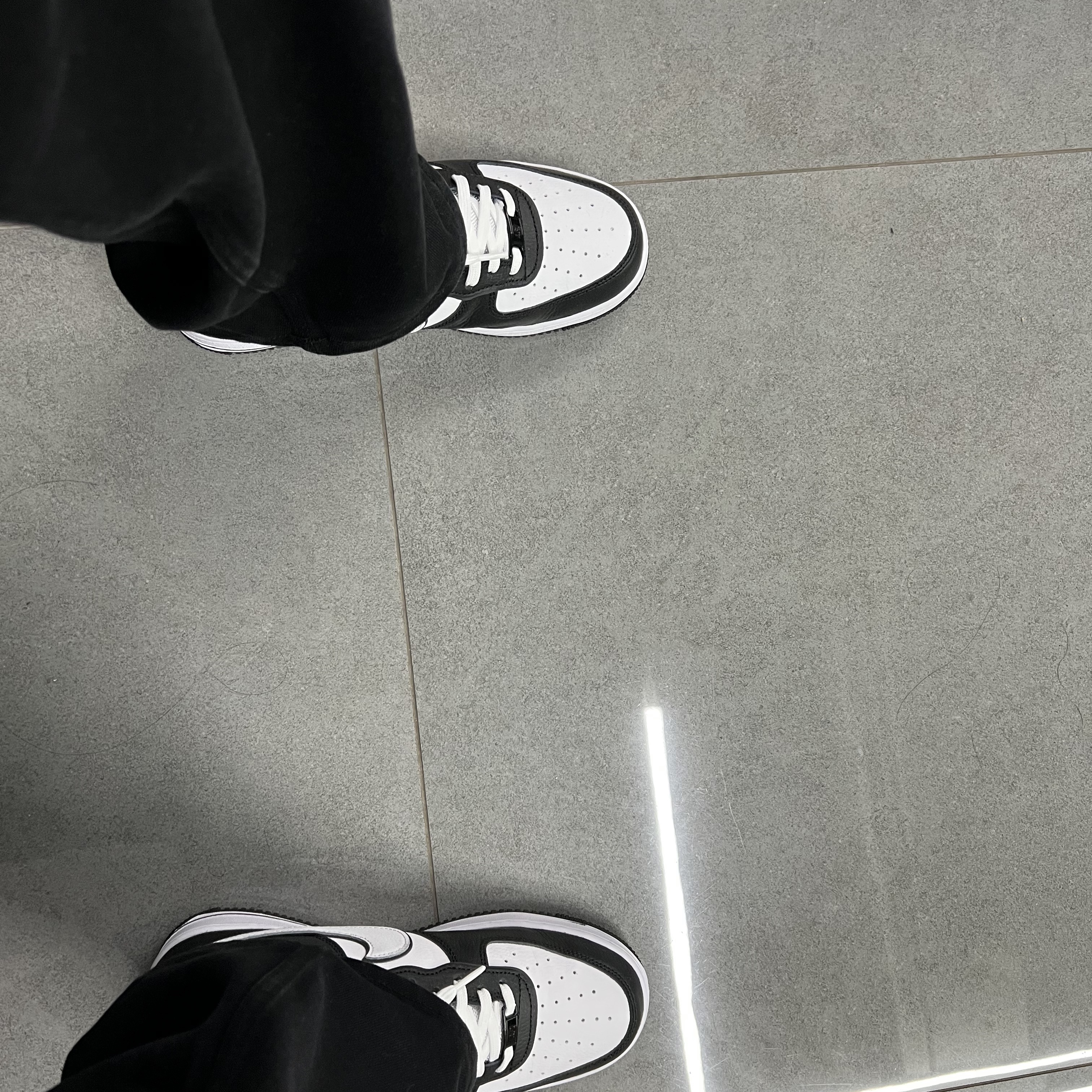 Nike Air Force 1 '07 LV8 White Black, Jordan 1 Retro High OG Chicago 2022 착용 스타일 - 1