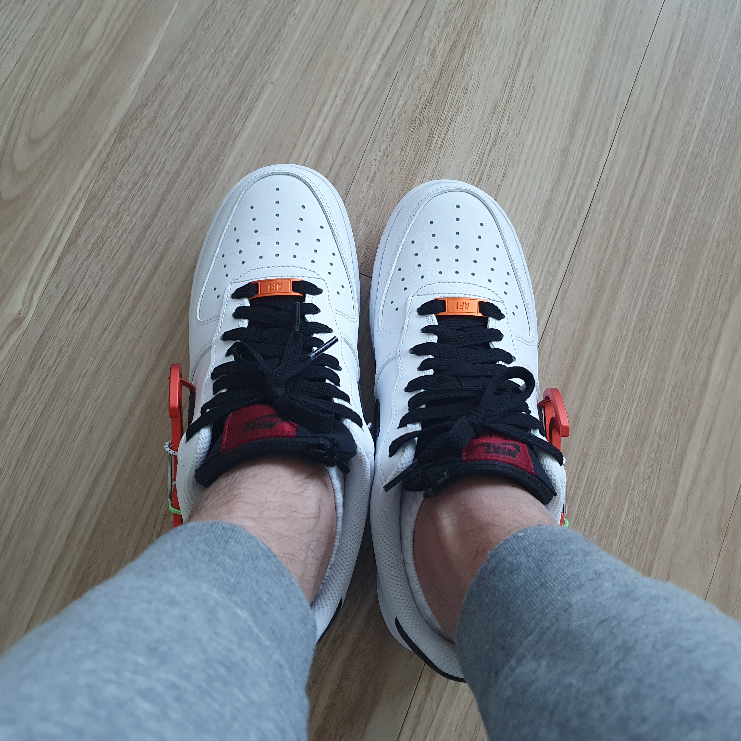 Nike Air Force 1 '07 PRM Carabiner Red 착용 스타일