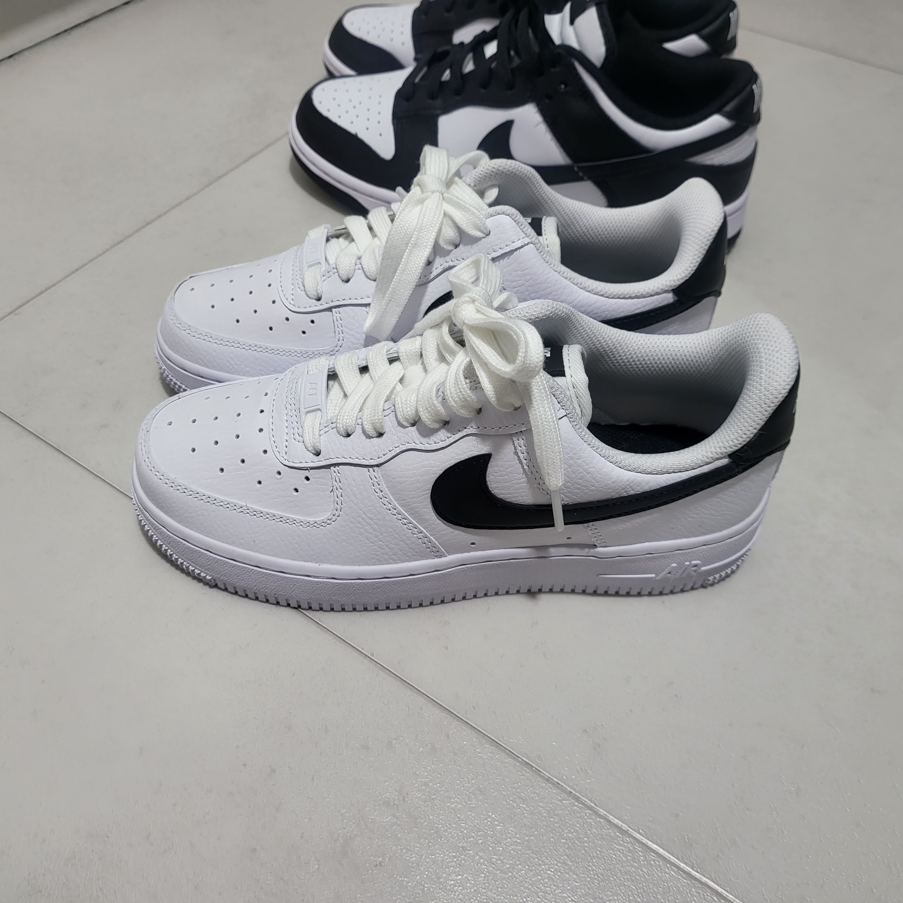 (W) Nike Air Force 1 '07 White Black 착용 스타일 - 1