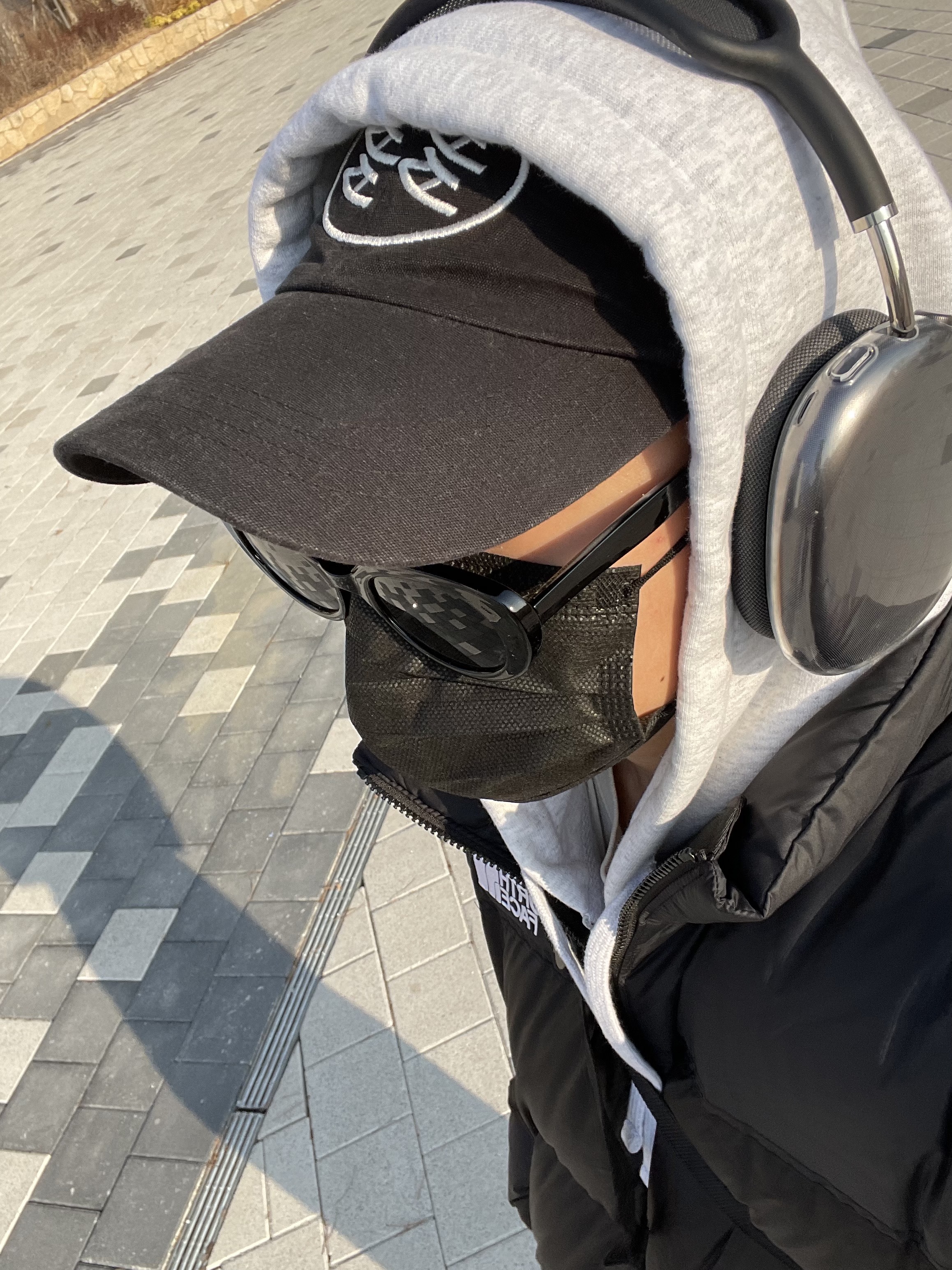 The North Face 1996 Eco Nuptse Jacket Black, Dada Logo Cap Black White 착용 스타일