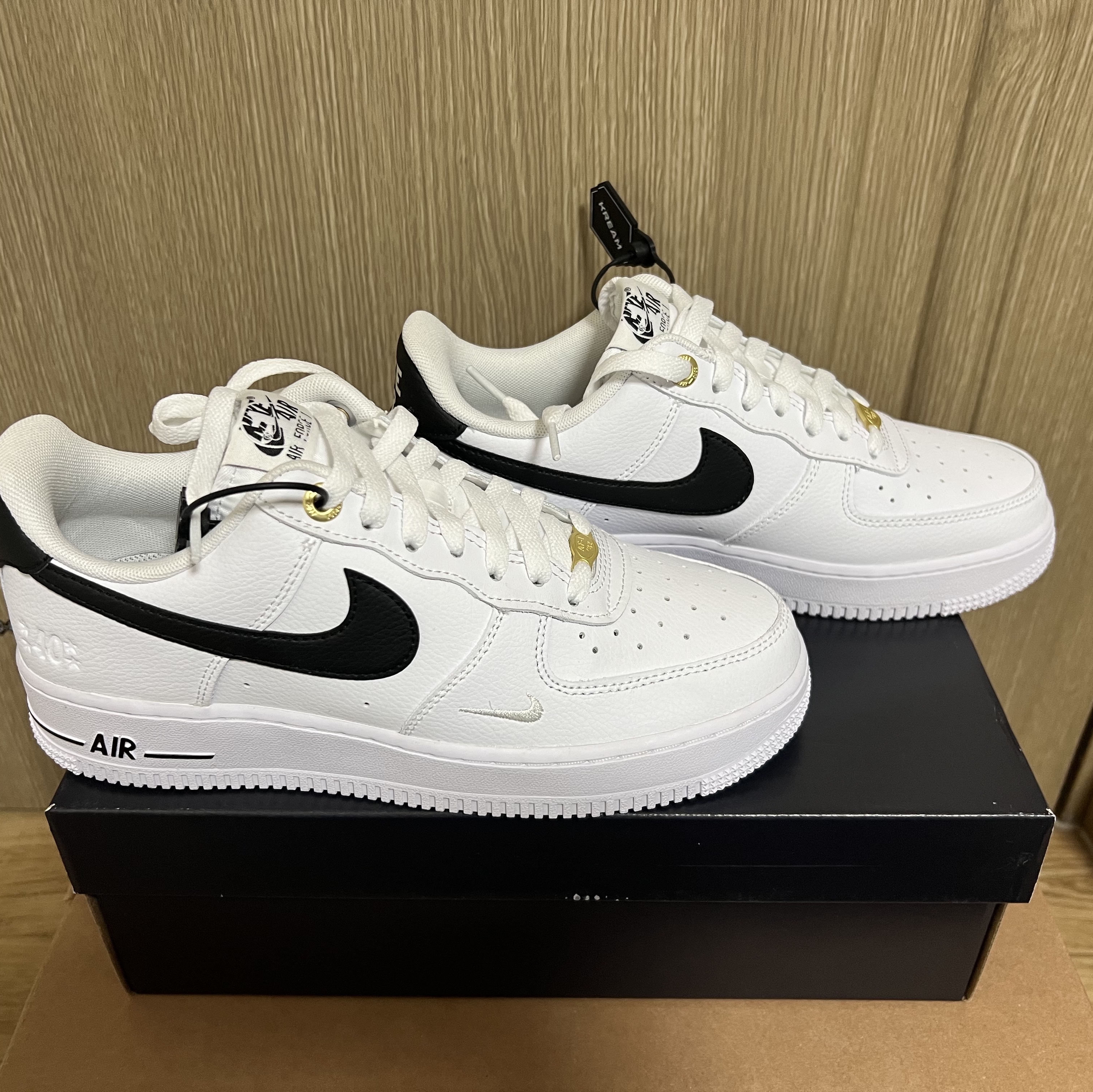 Nike Air Force 1 '07 LV8 40th Anniversary Join Forces White Black 착용 스타일 - 3