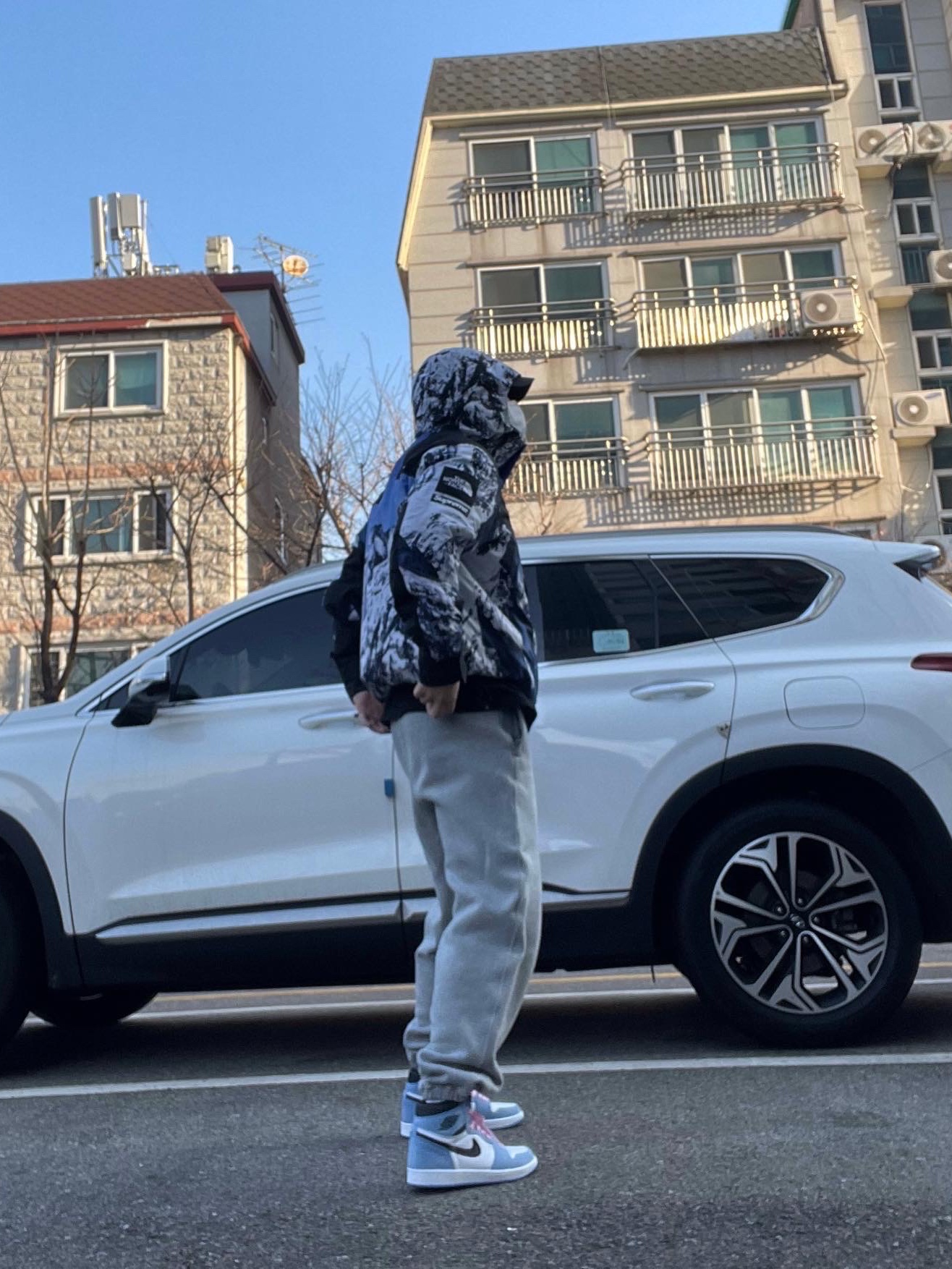 Supreme x The North Face Mountain Parka Blue White - 17FW, Jordan 1 Retro High OG University Blue 착용 스타일 - 5
