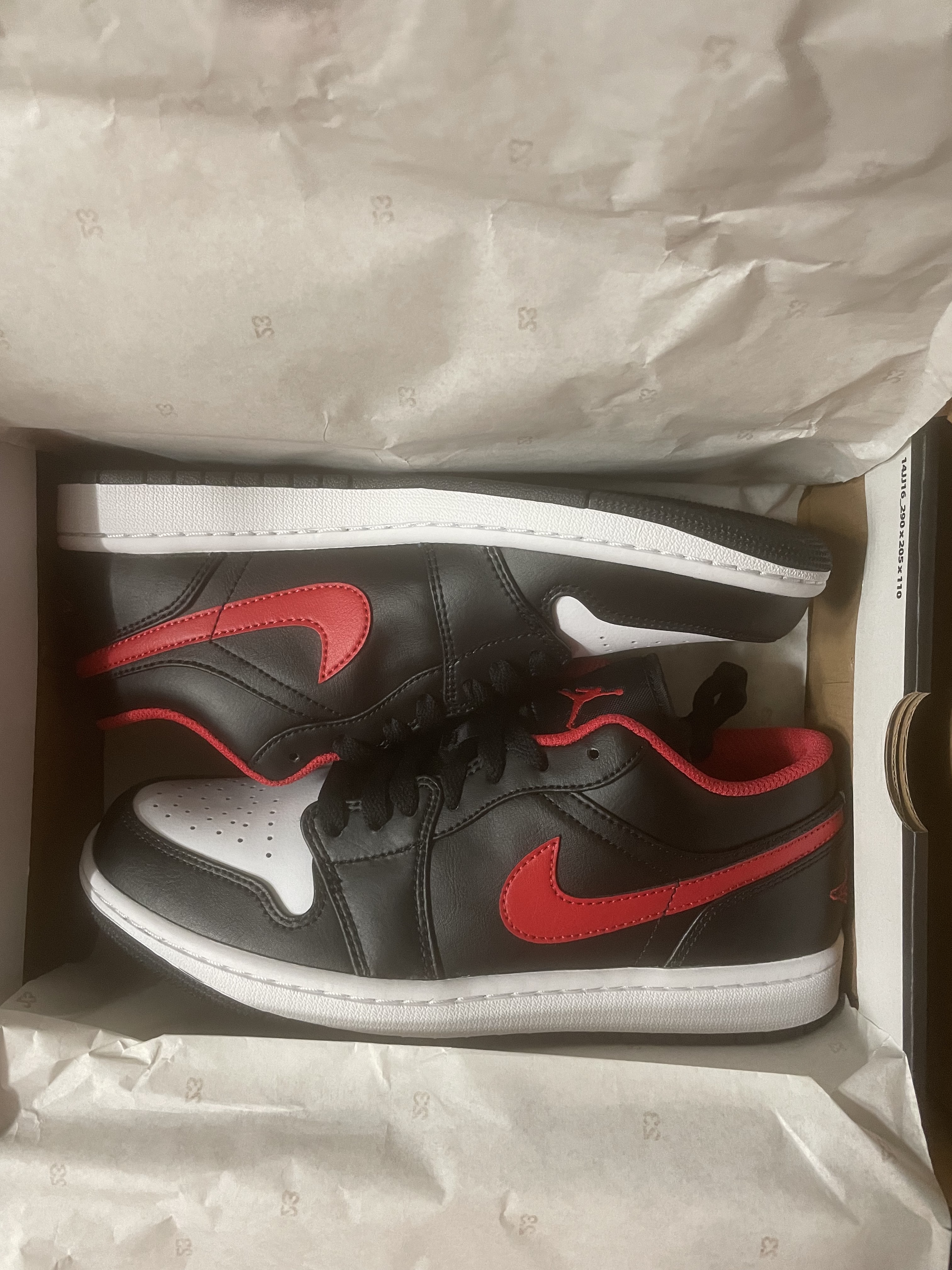 Jordan 1 Low Black Fire Red 착용 스타일 - 1