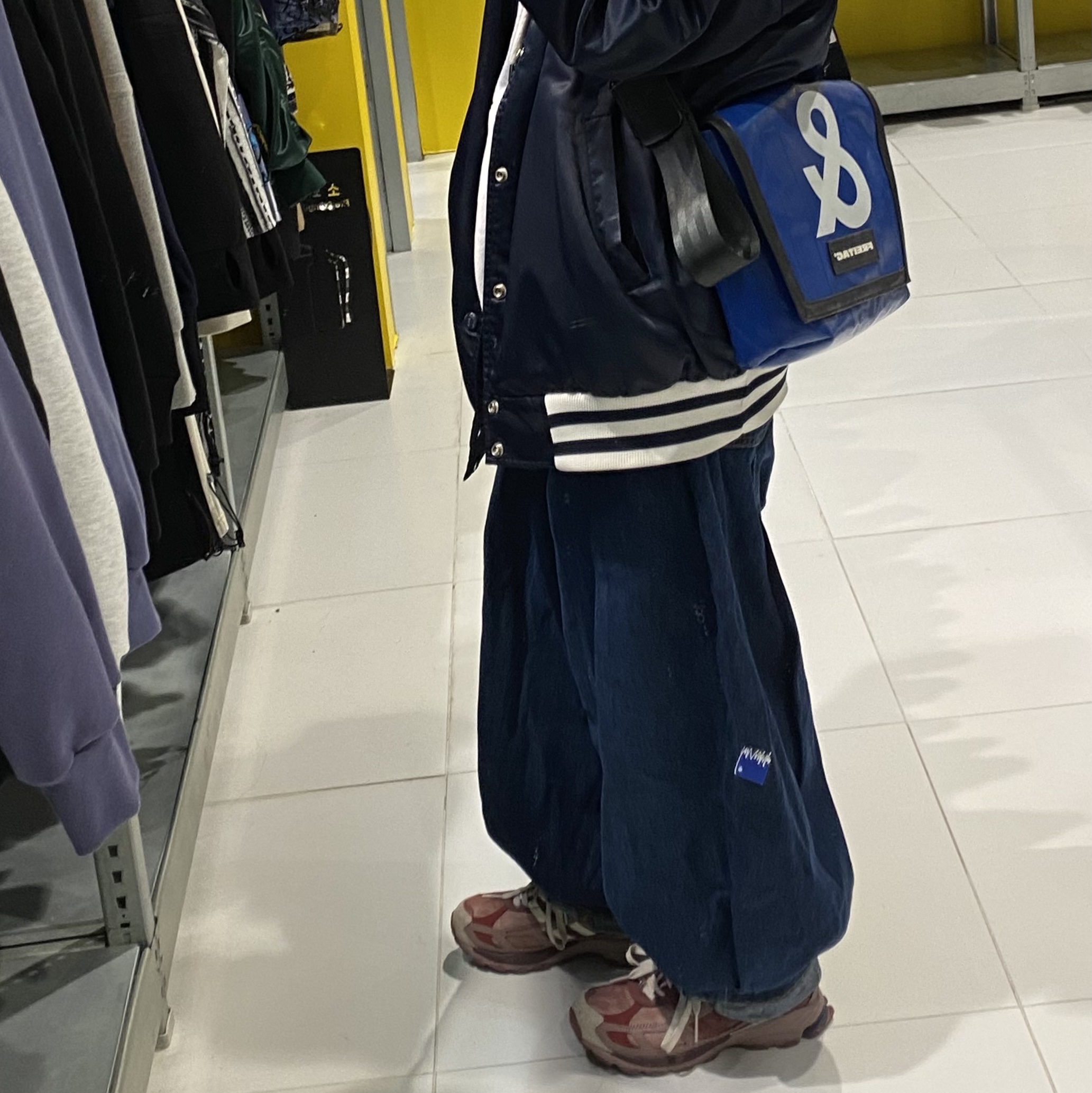 Adidas x Song for the Mute Shadowturf Purple Burgundy, Zara x Ader Error Wide Leg Jeans Blue 착용 스타일 - 2