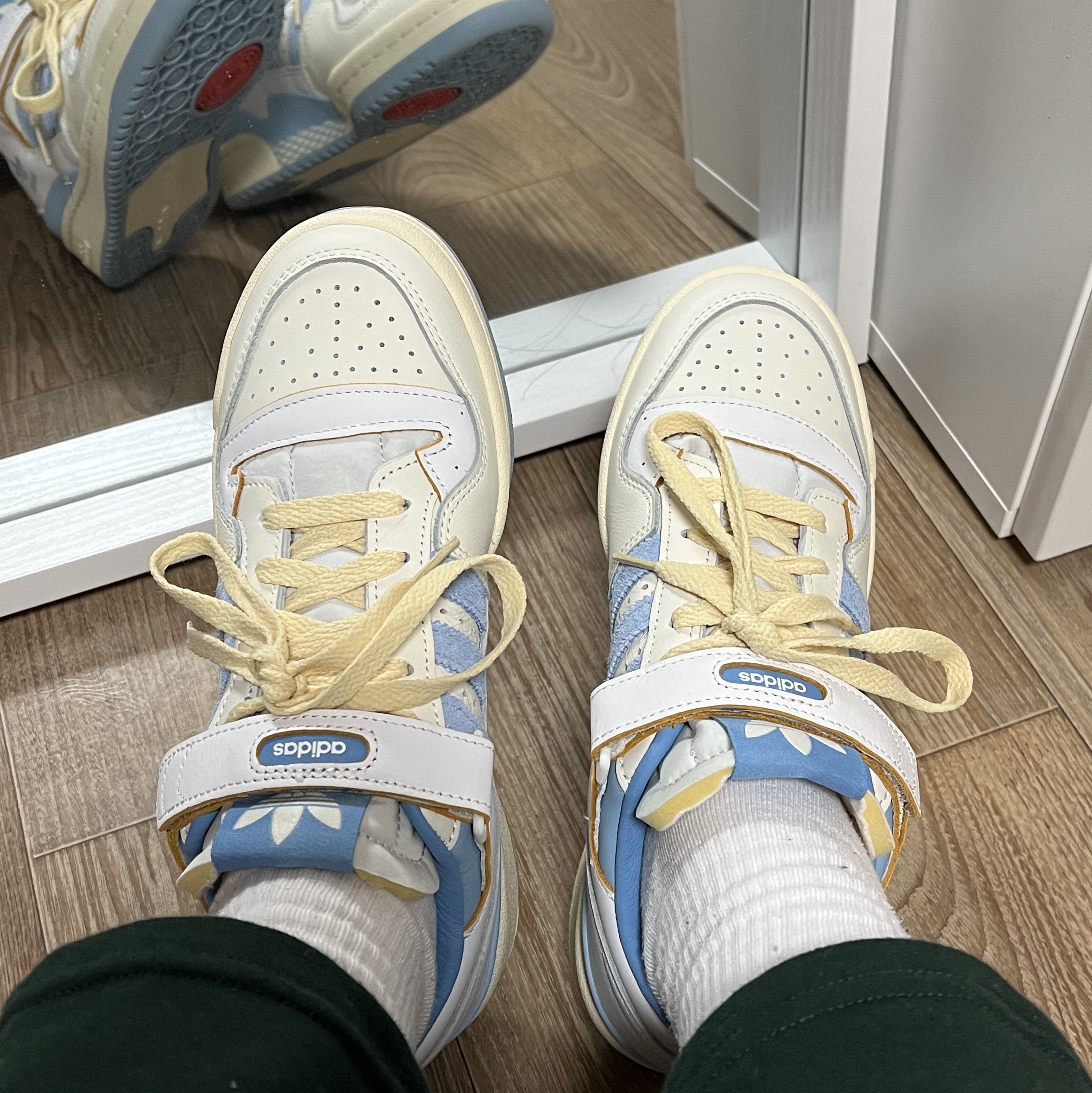 Adidas Forum 84 Low Clear Sky 착용 스타일 - 1