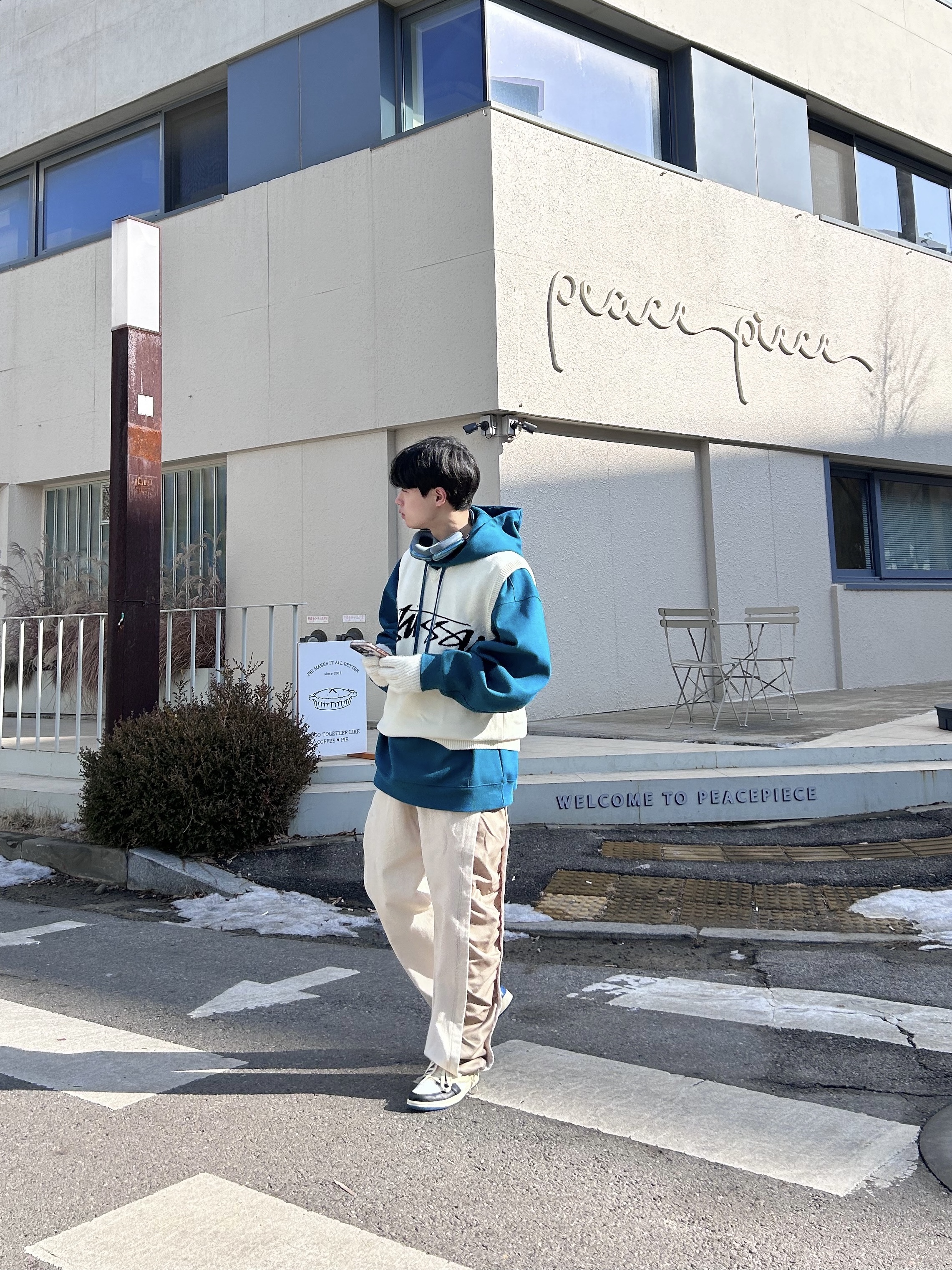 Stussy Sweater Vest Natural, Apple AirPods Max Lightning Sky Blue (Korean Ver.) 착용 스타일 - 1