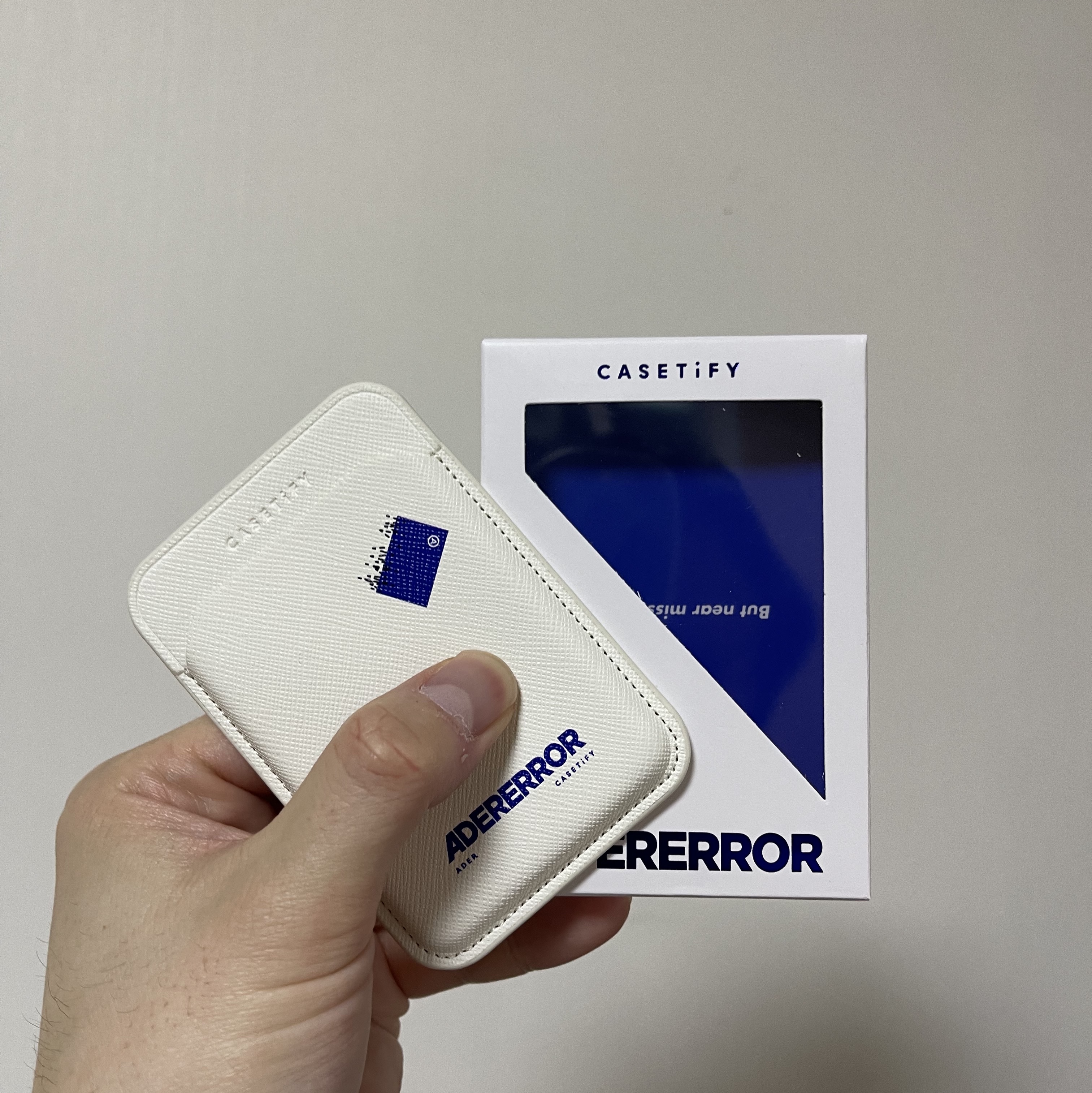Casetify x Ader Error Magsafe Wallet White 착용 스타일 - 2