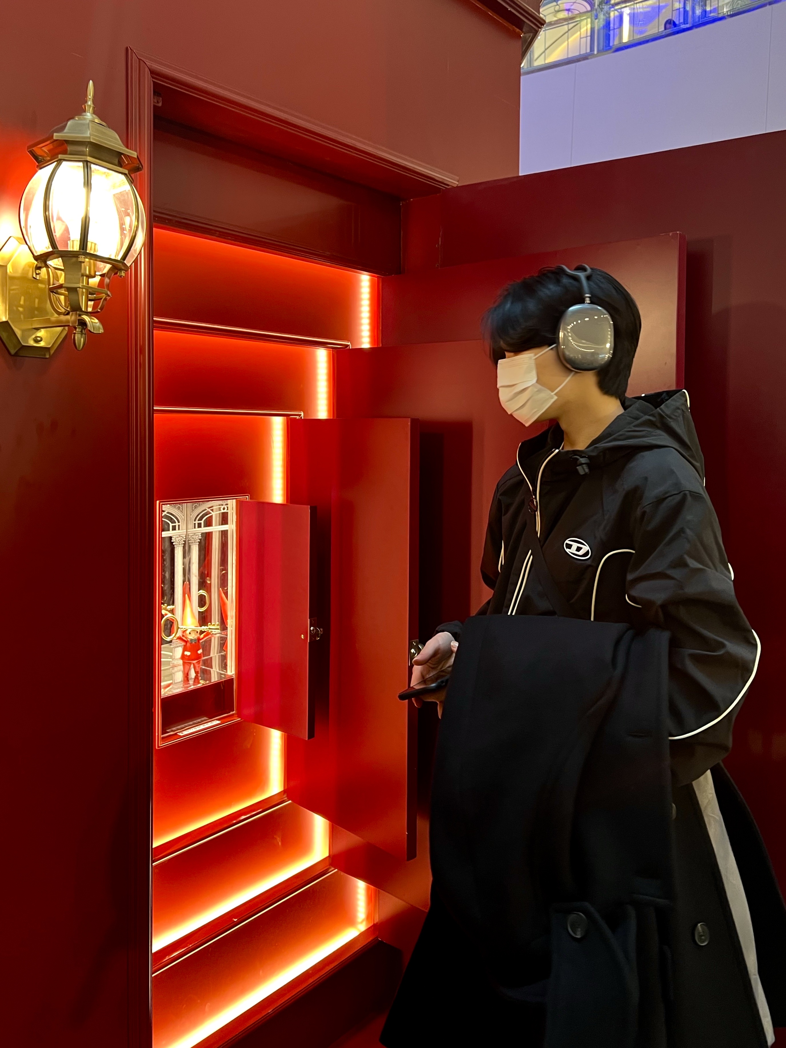 Diesel J-Hives Windbreaker with Contrast Piping Black, Nike x Martine Rose Shox MR4 Black 착용 스타일 - 2