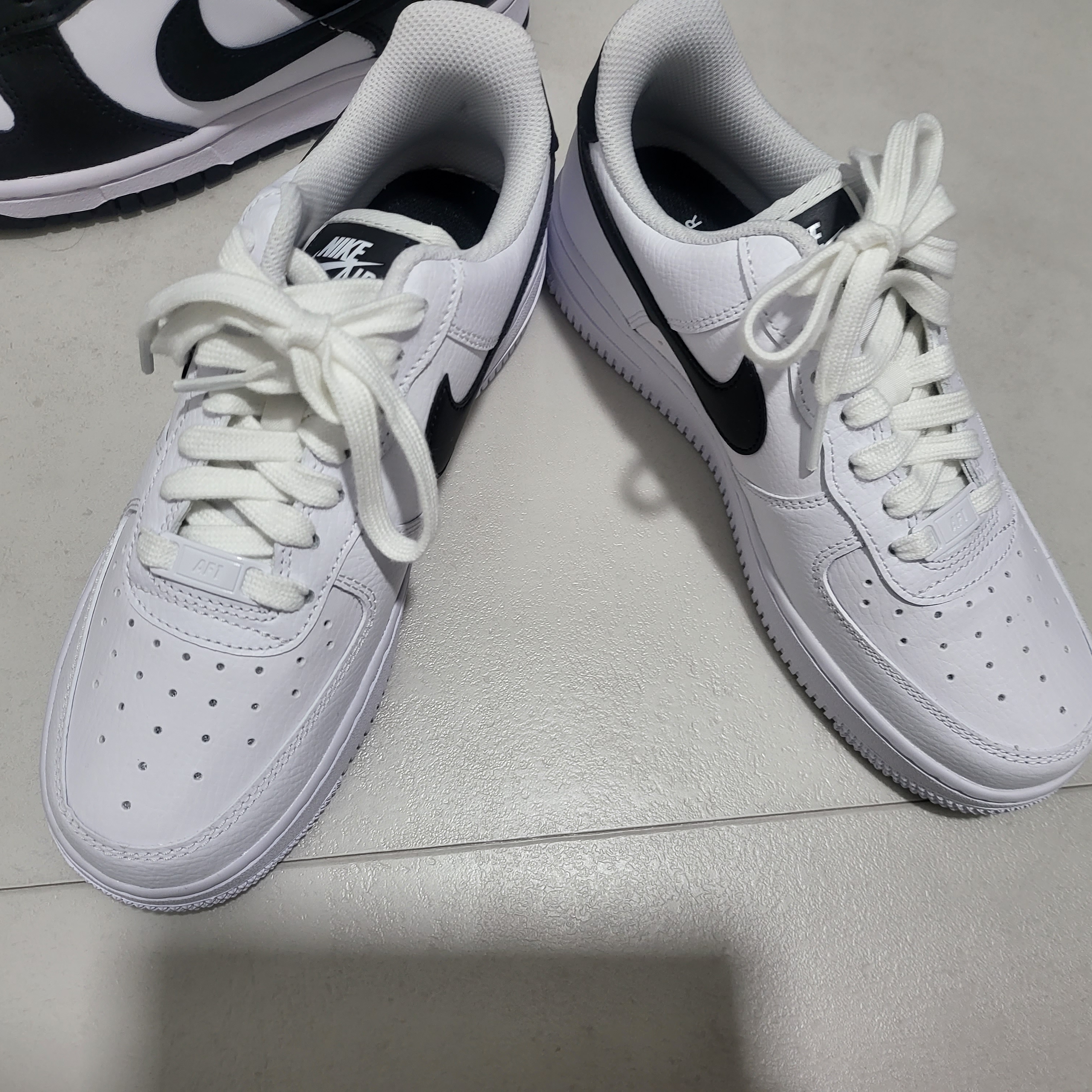 (W) Nike Air Force 1 '07 White Black 착용 스타일 - 2