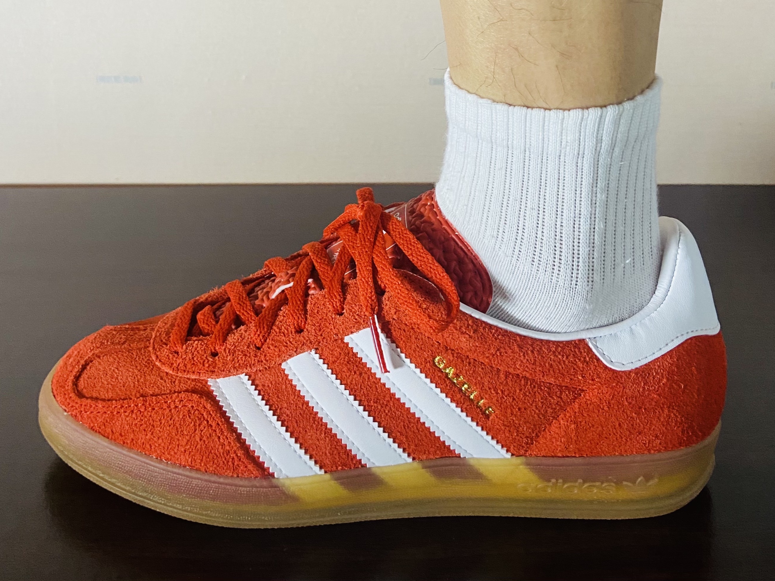 (W) Adidas Gazelle Indoor Bold Orange Cloud White 착용 스타일