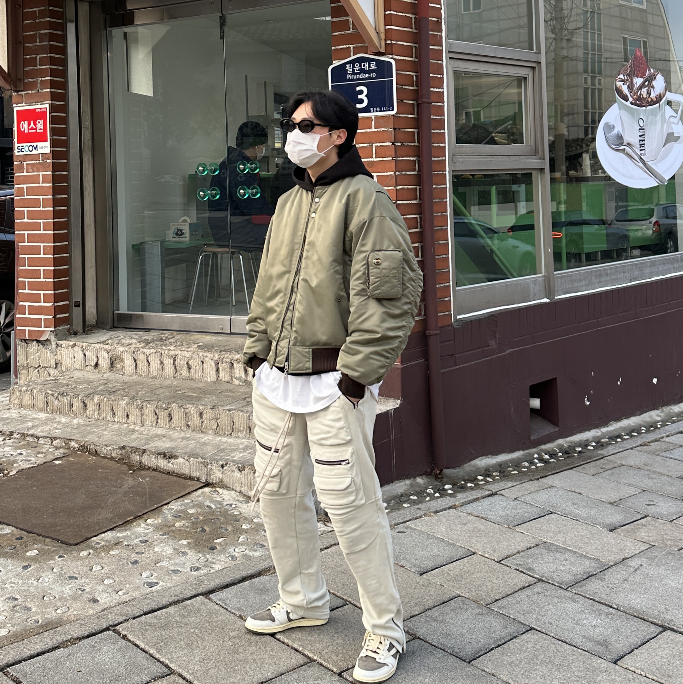 Jordan 1 x Travis Scott Retro Low OG SP Sail and Ridgerock 착용 스타일
