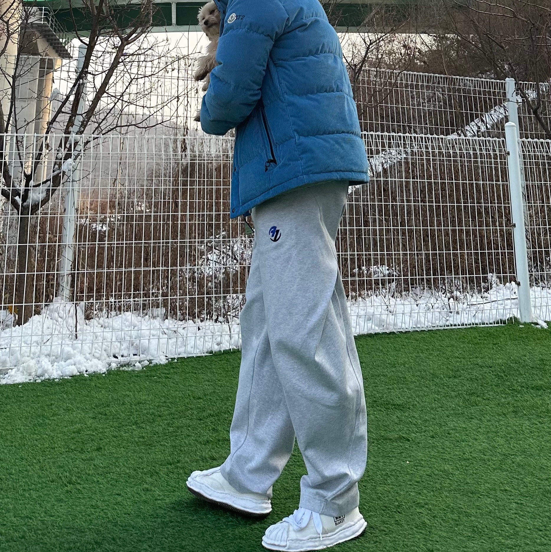 Zara x Ader Error Jogger Pants Grey, Maison Mihara Yasuhiro Blakey OG Sole Canvas Low-top Sneakers White 착용 스타일