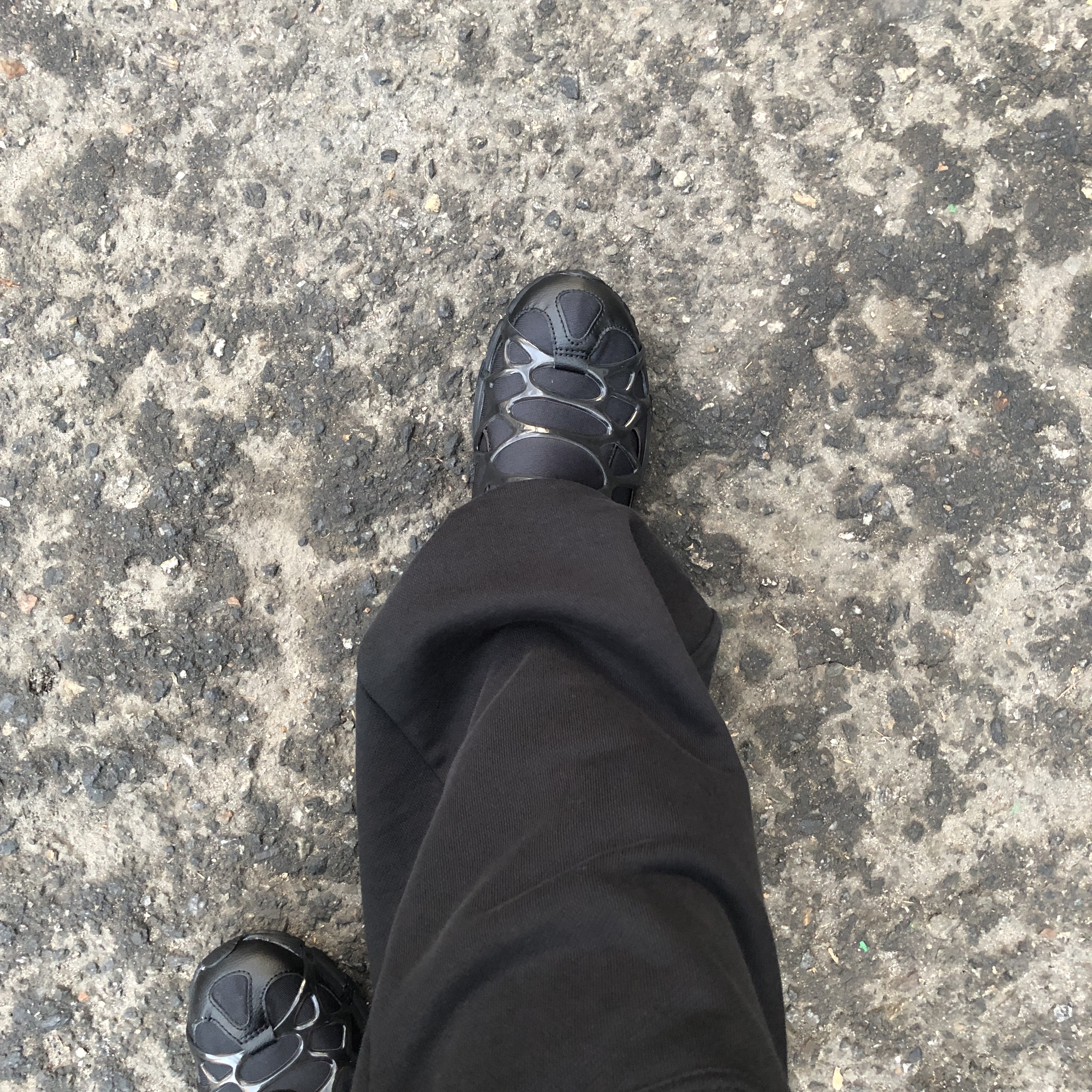 Nike Air Kukini Triple Black 착용 스타일 - 2