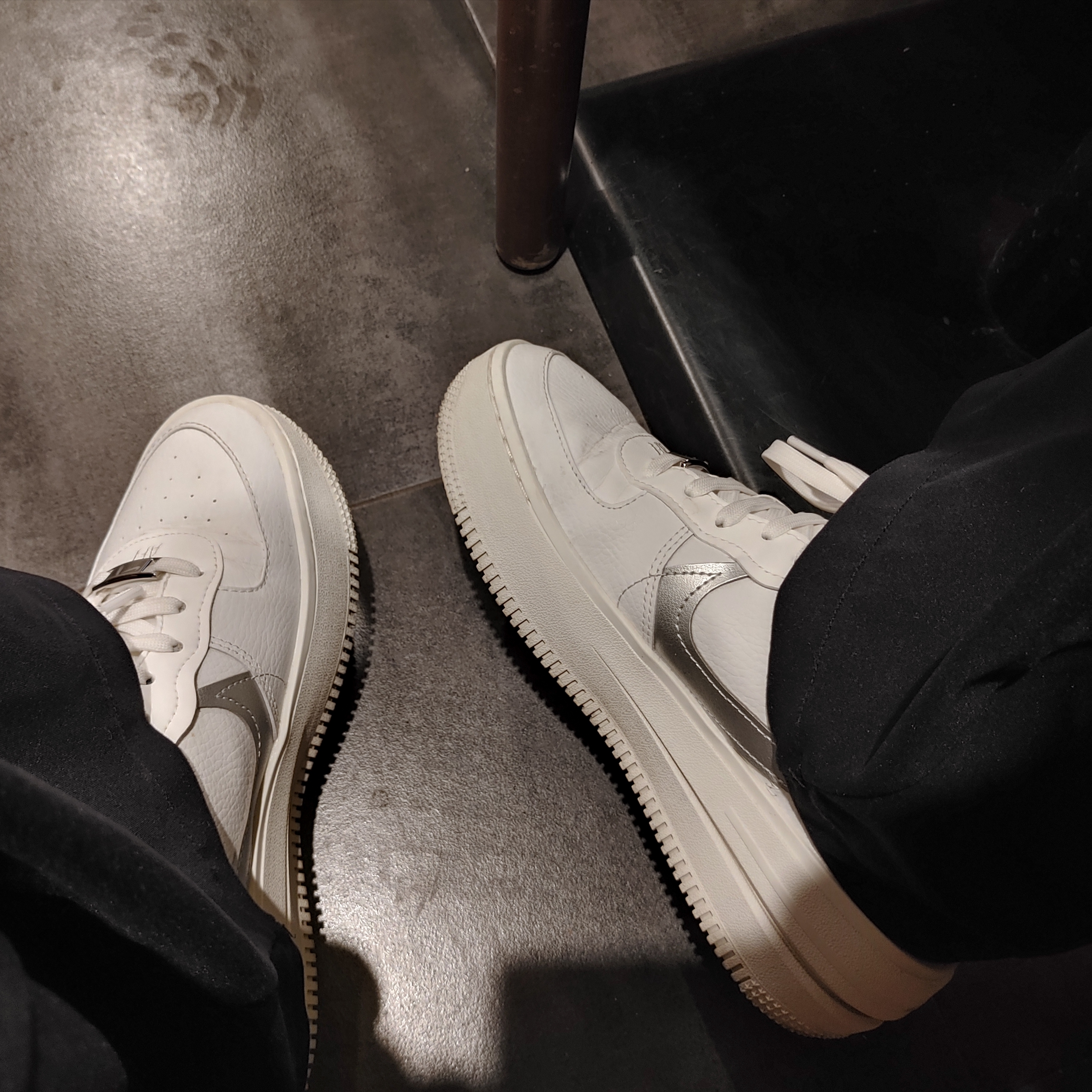 (W) Nike Air Force 1 PLT.AF.ORM Summit White Metallic Silver 착용 스타일 - 2