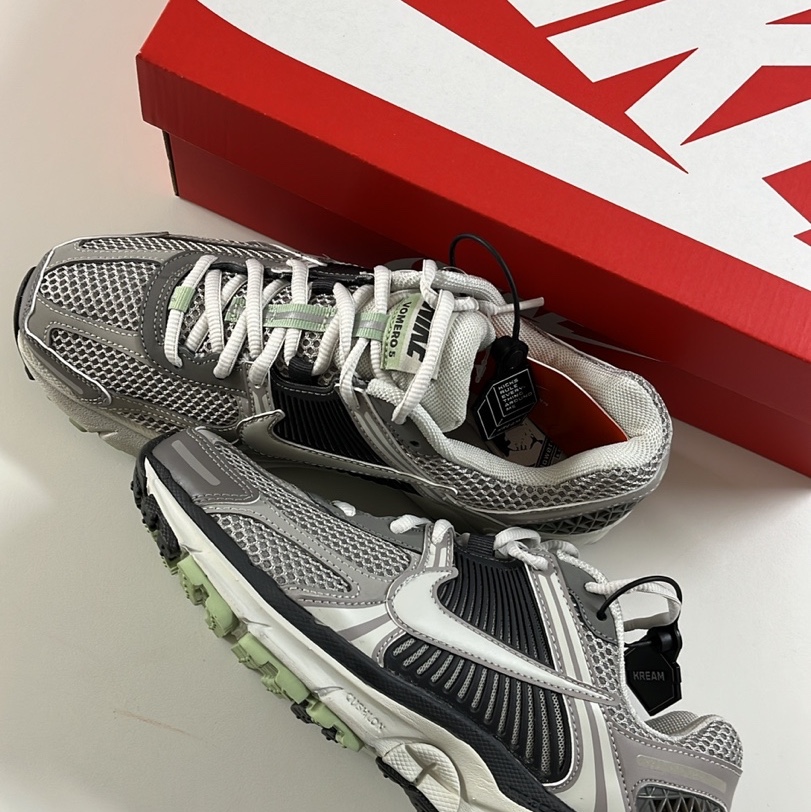 (W) Nike Zoom Vomero 5 Cobblestone and Flat Pewter 착용 스타일
