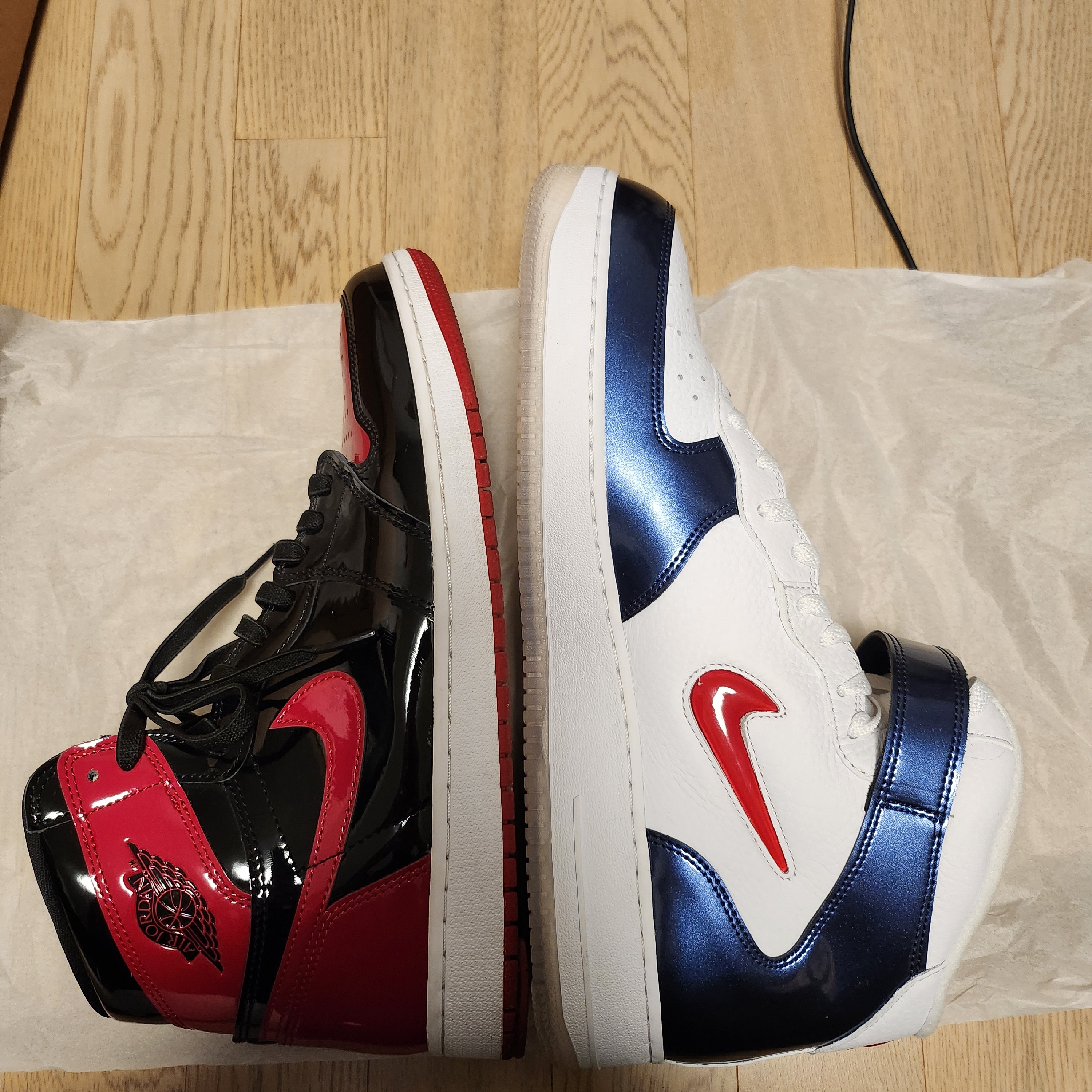 Nike Air Force 1 Mid QS University Red and Midnight Navy, Jordan 1 Retro High OG Patent Bred 착용 스타일