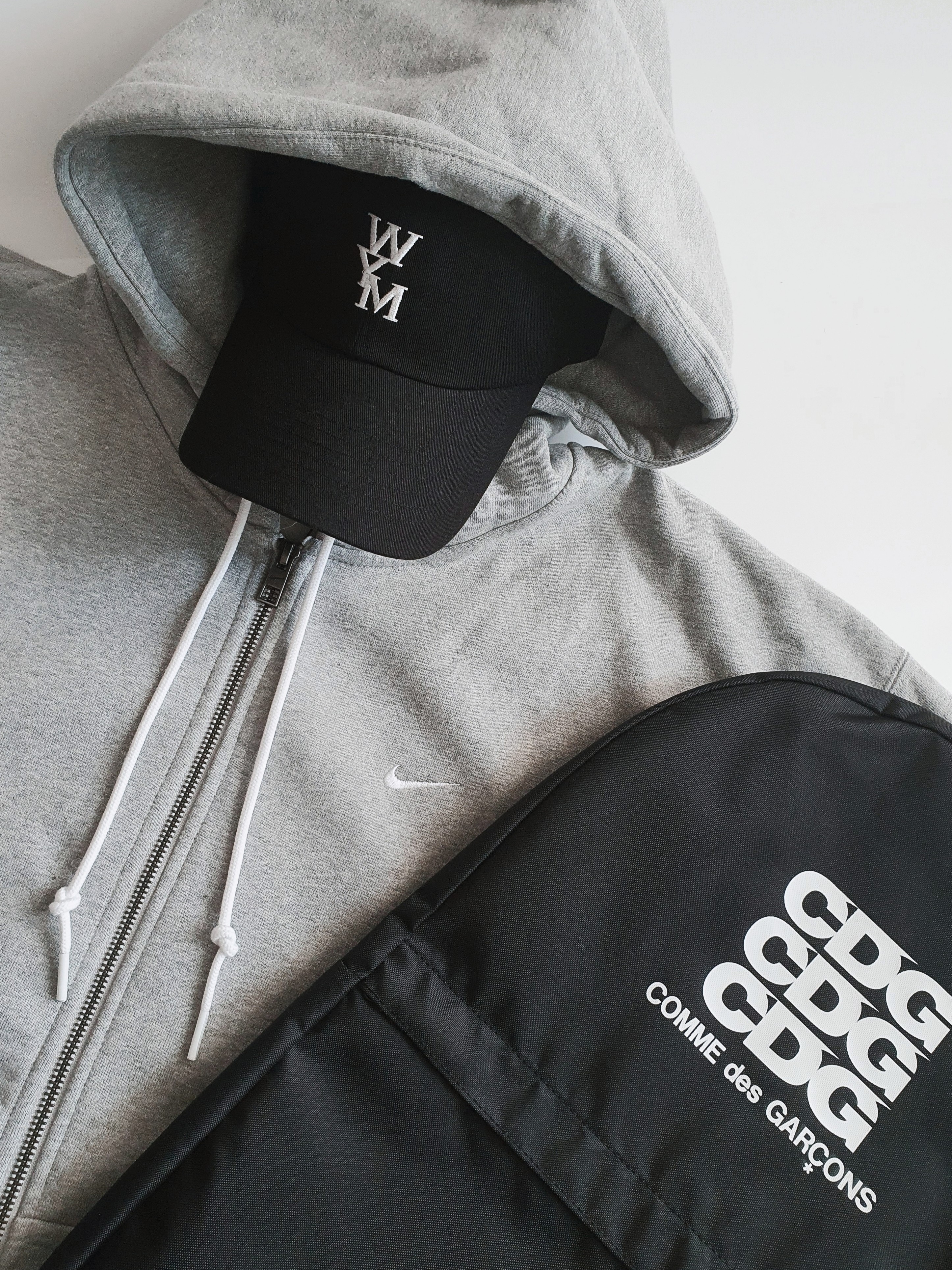 CDG Backpack Black, Wooyoungmi White Logo Ball Cap Black 착용 스타일