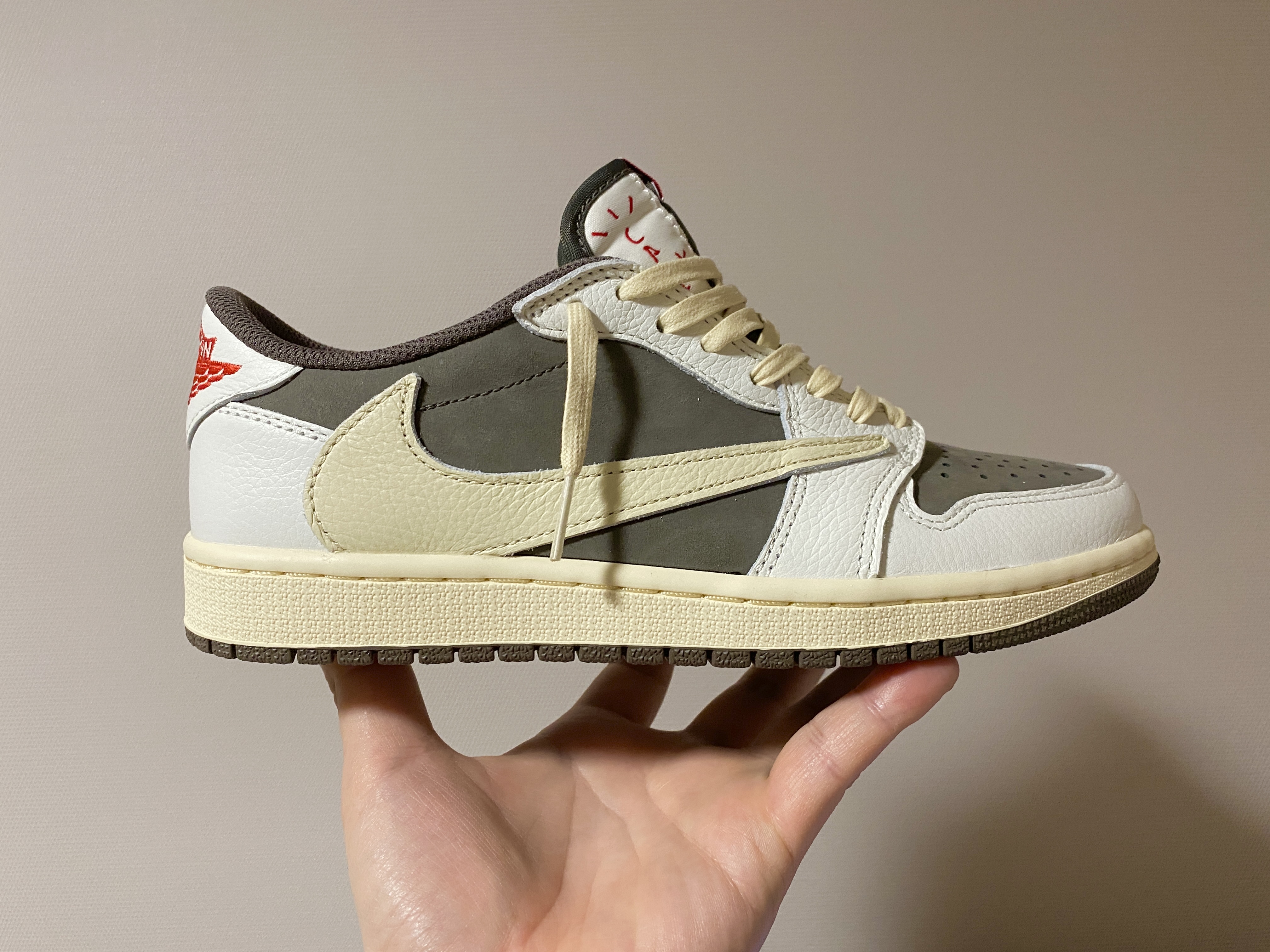 Jordan 1 x Travis Scott Retro Low OG SP Sail and Ridgerock 착용 스타일 - 1