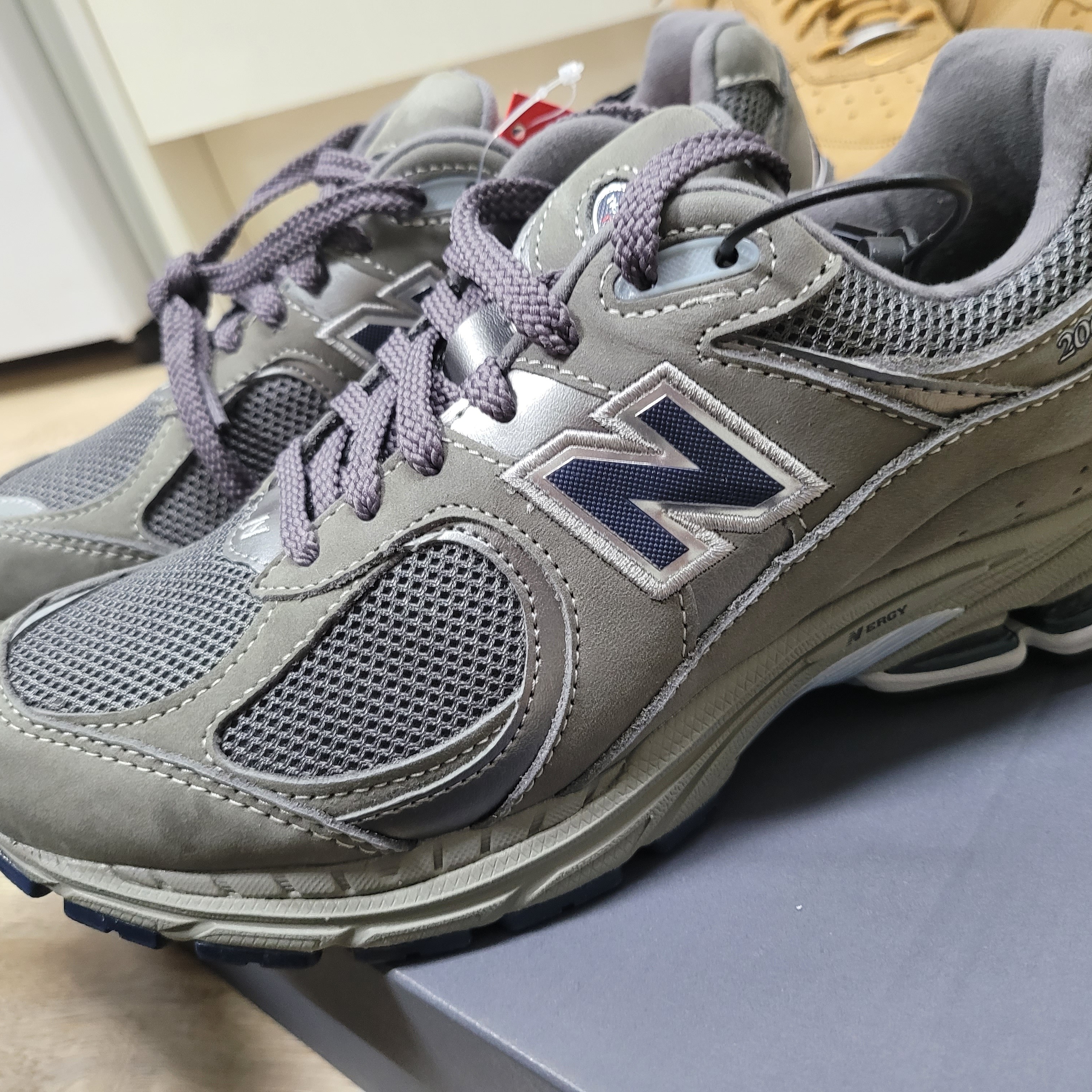 New Balance 2002R Gray 착용 스타일 - 1