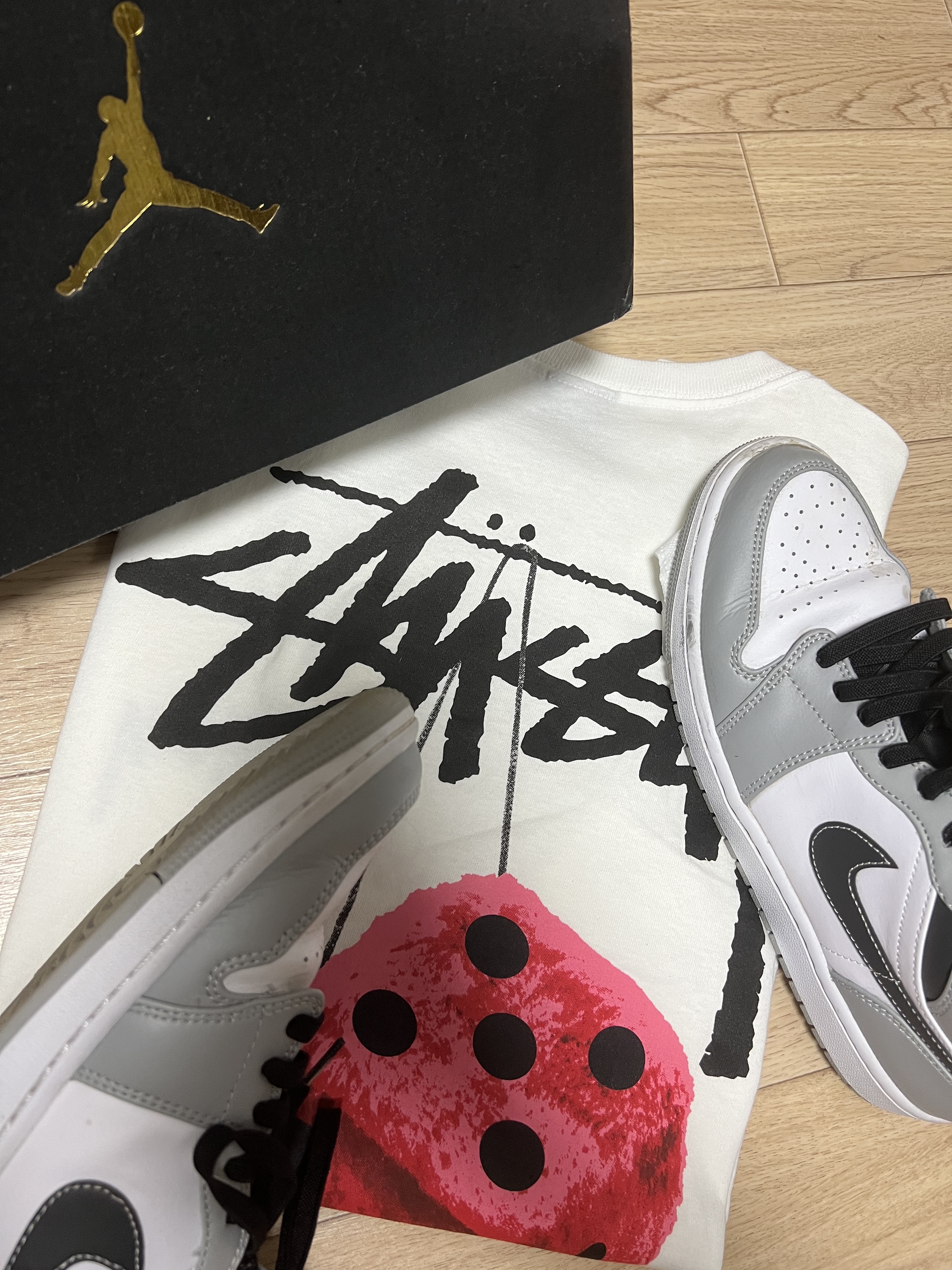 Jordan 1 Mid Light Smoke Grey Anthracite, Stussy Fuzzy Dice T-Shirt White 착용 스타일 - 1
