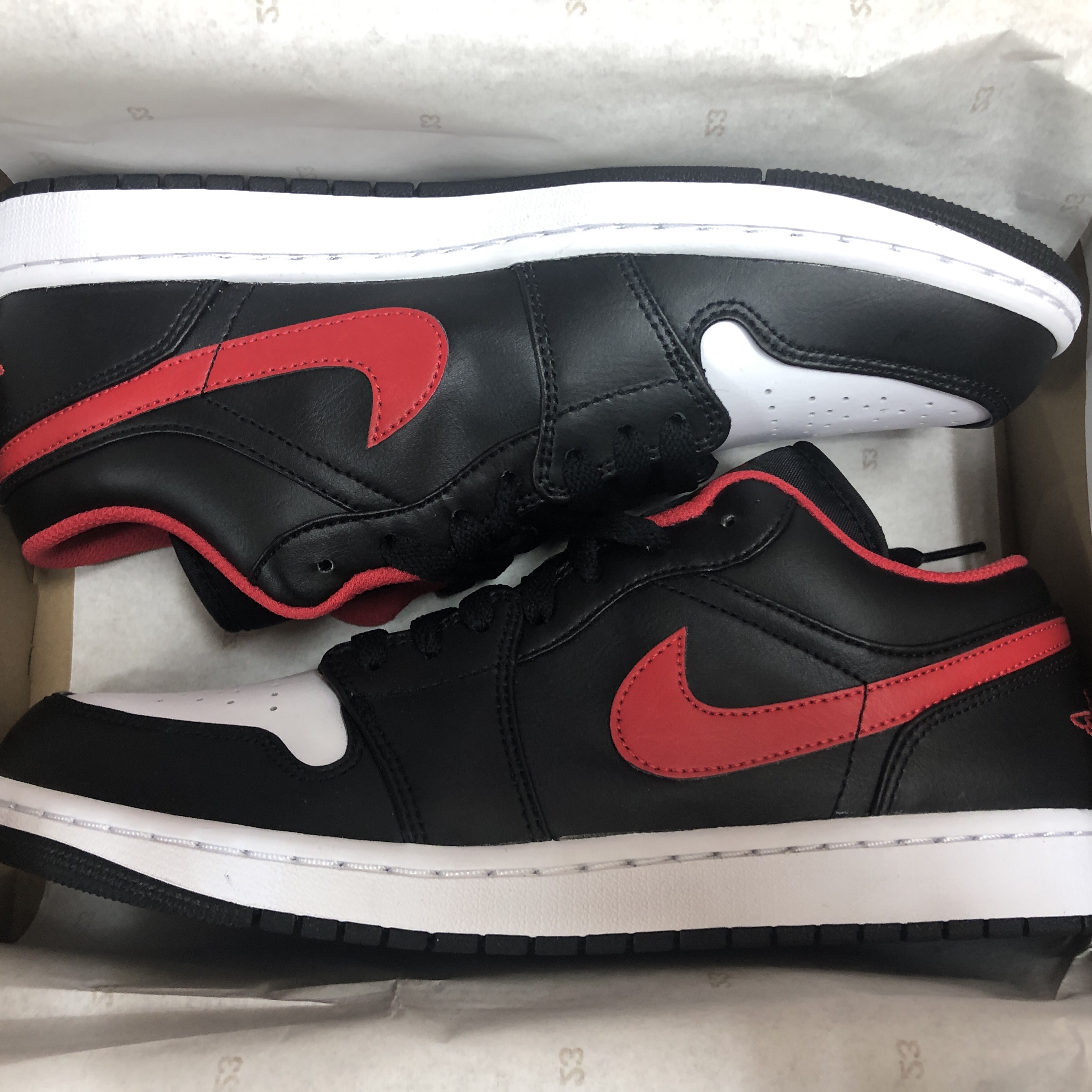 Jordan 1 Low Black Fire Red 착용 스타일 - 1