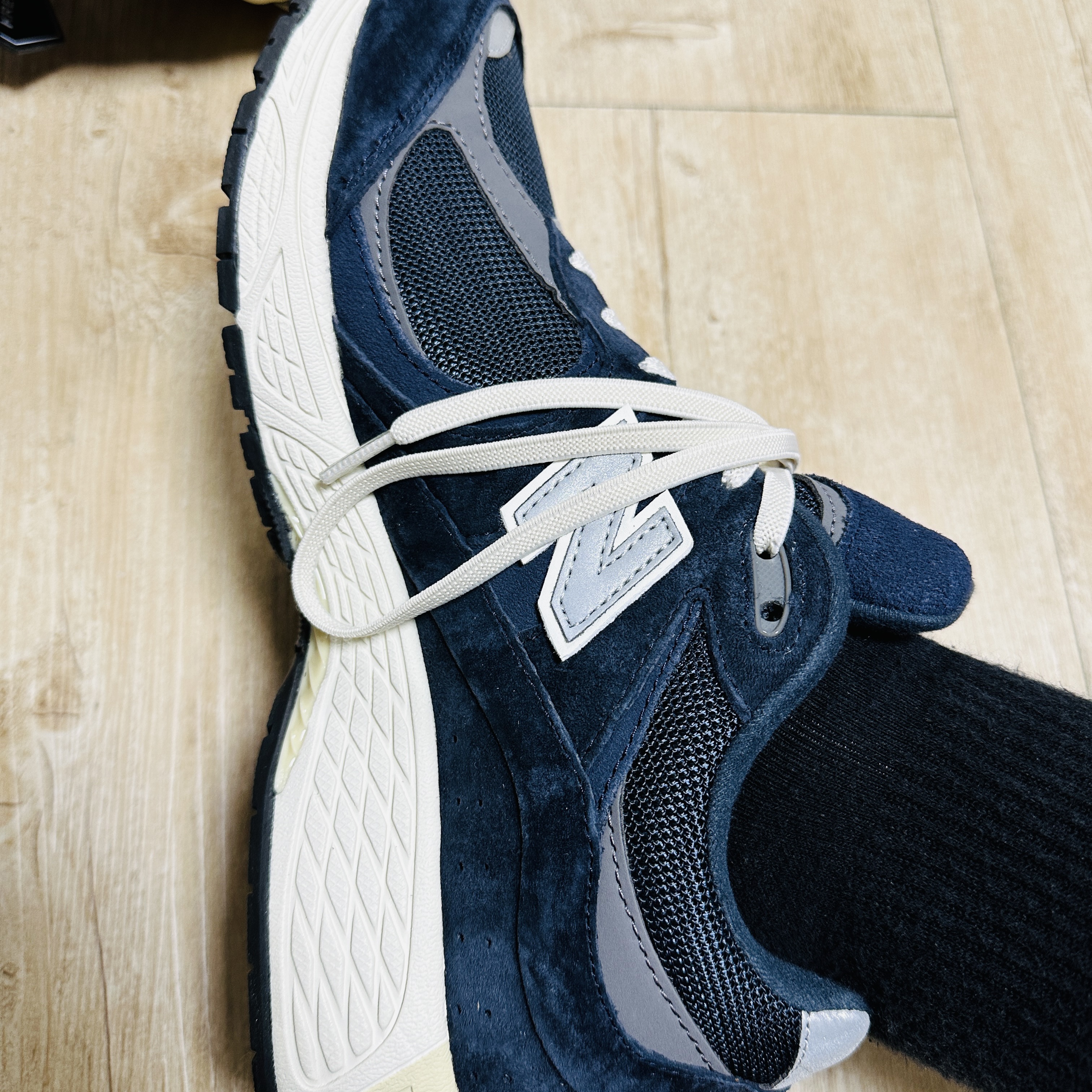 New Balance 2002R Eclipse Castlerock 착용 스타일 - 2