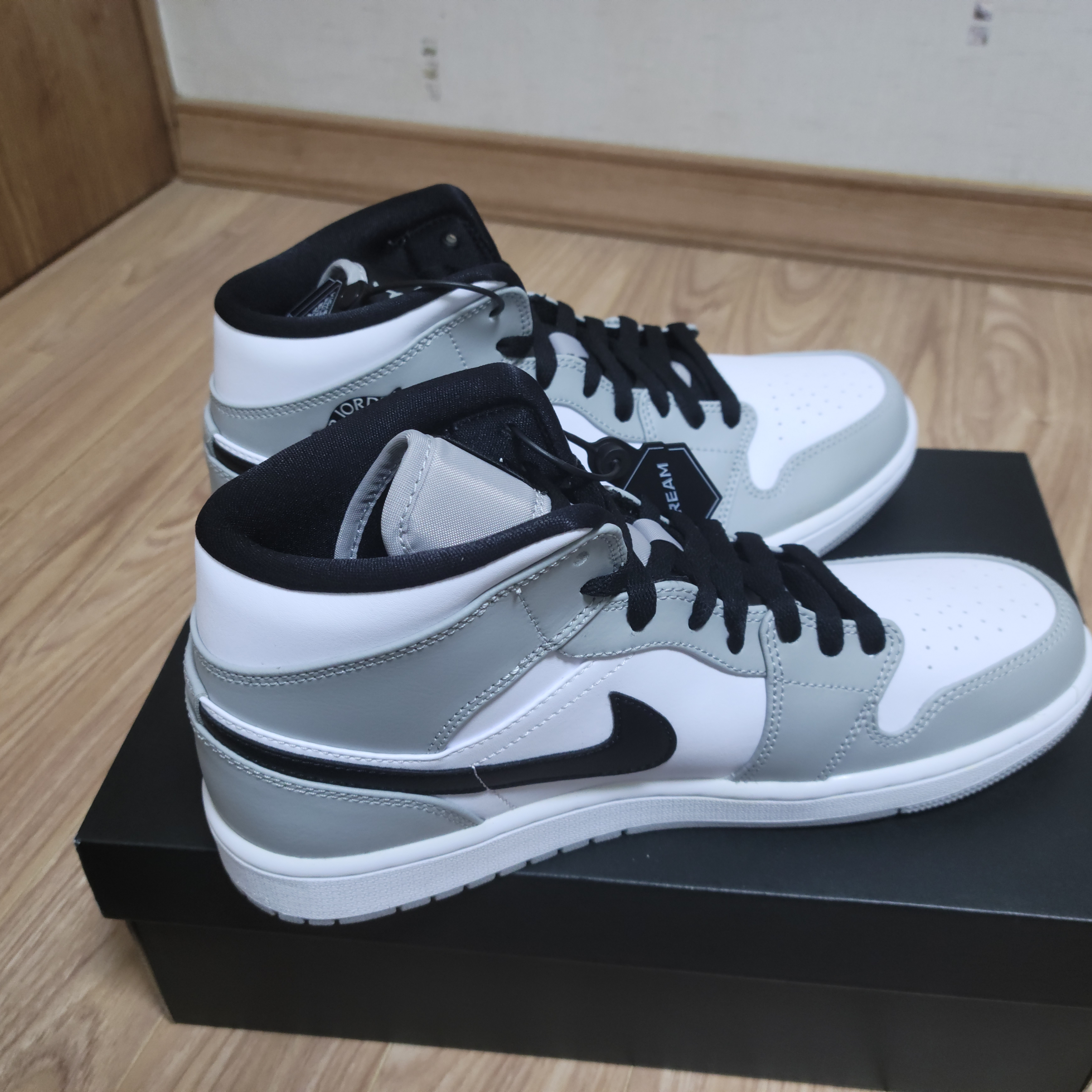 Jordan 1 Mid Light Smoke Grey 착용 스타일