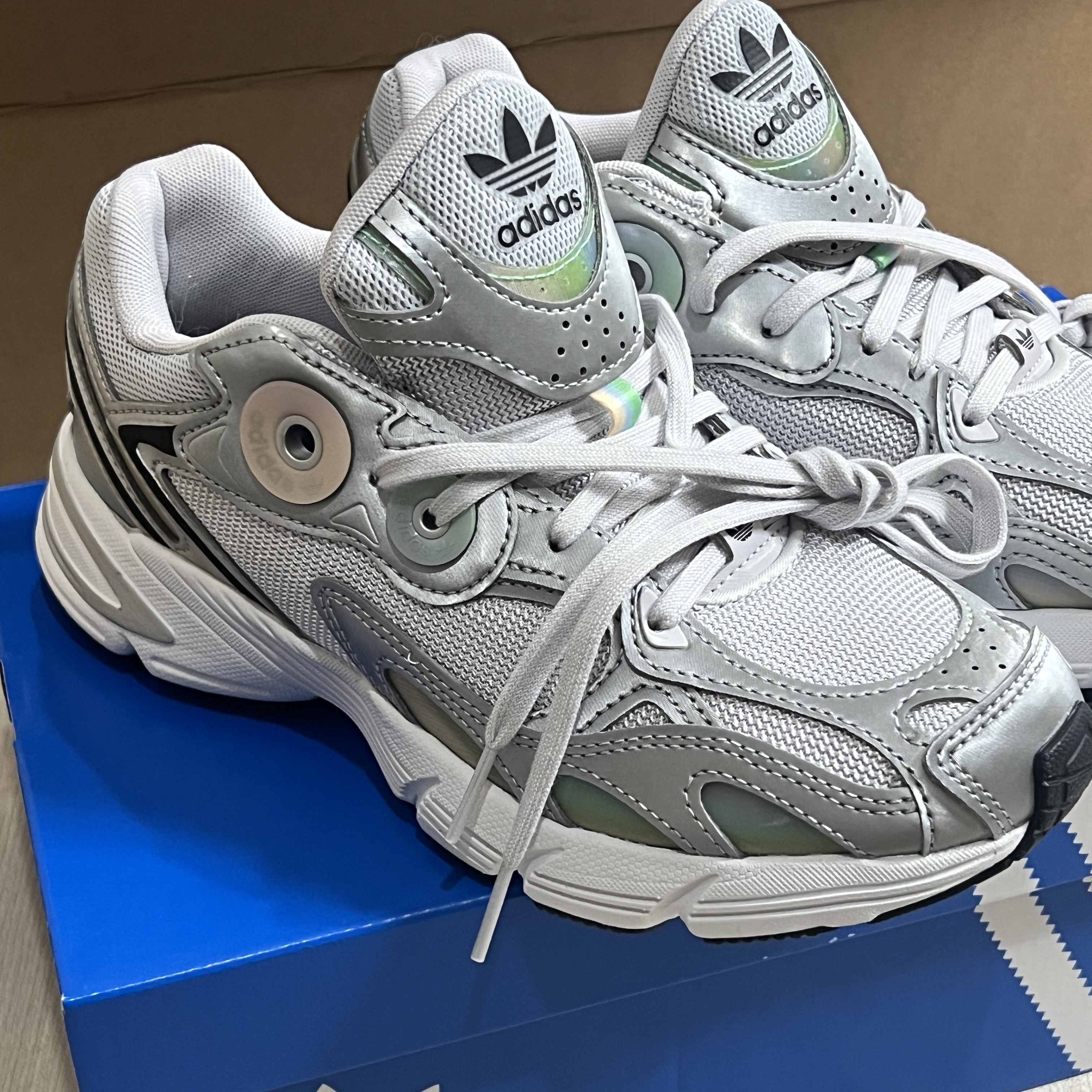 (W) Adidas Astir Dash Grey 착용 스타일 - 1