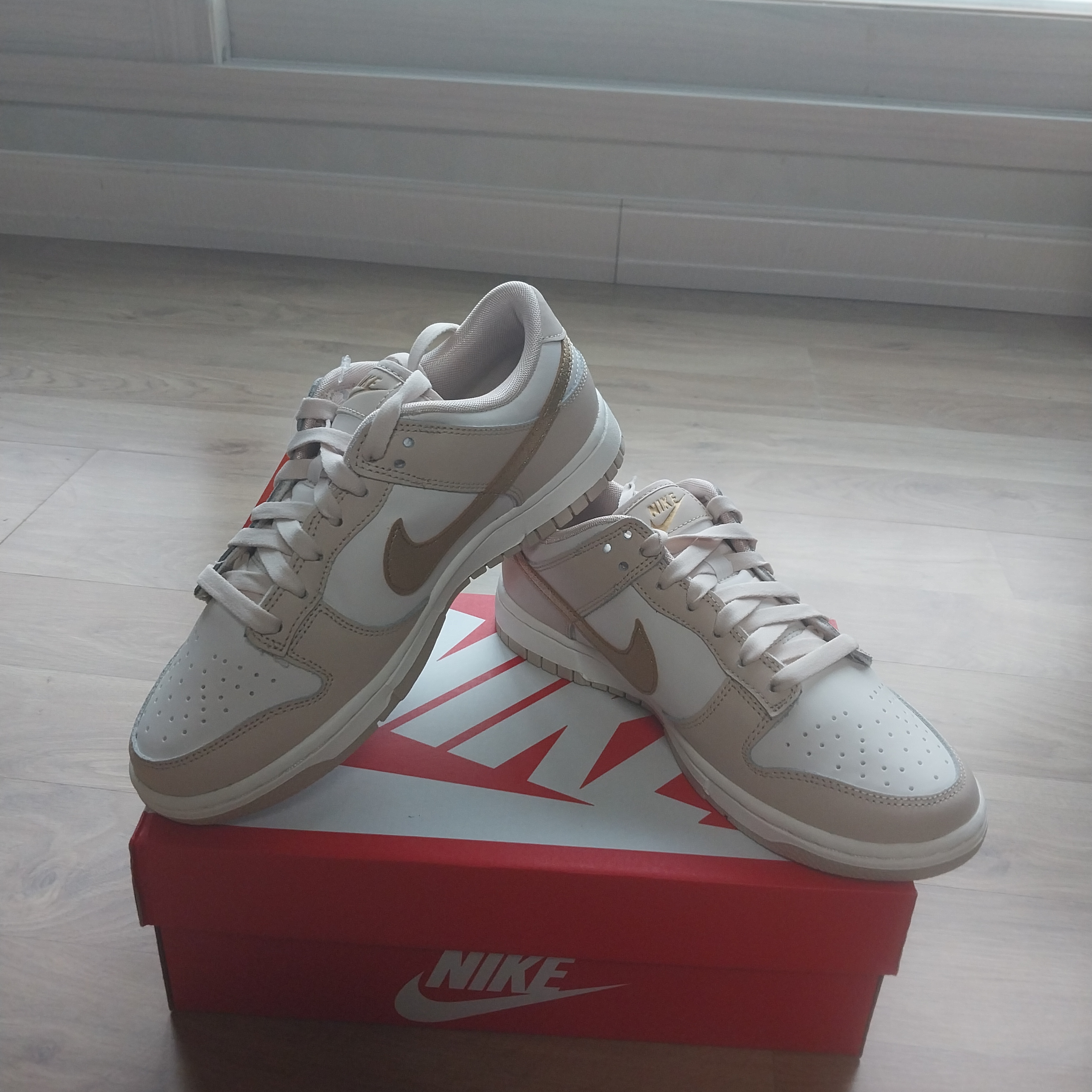 (W) Nike Dunk Low Sanddrift Metallic Gold 착용 스타일 - 1