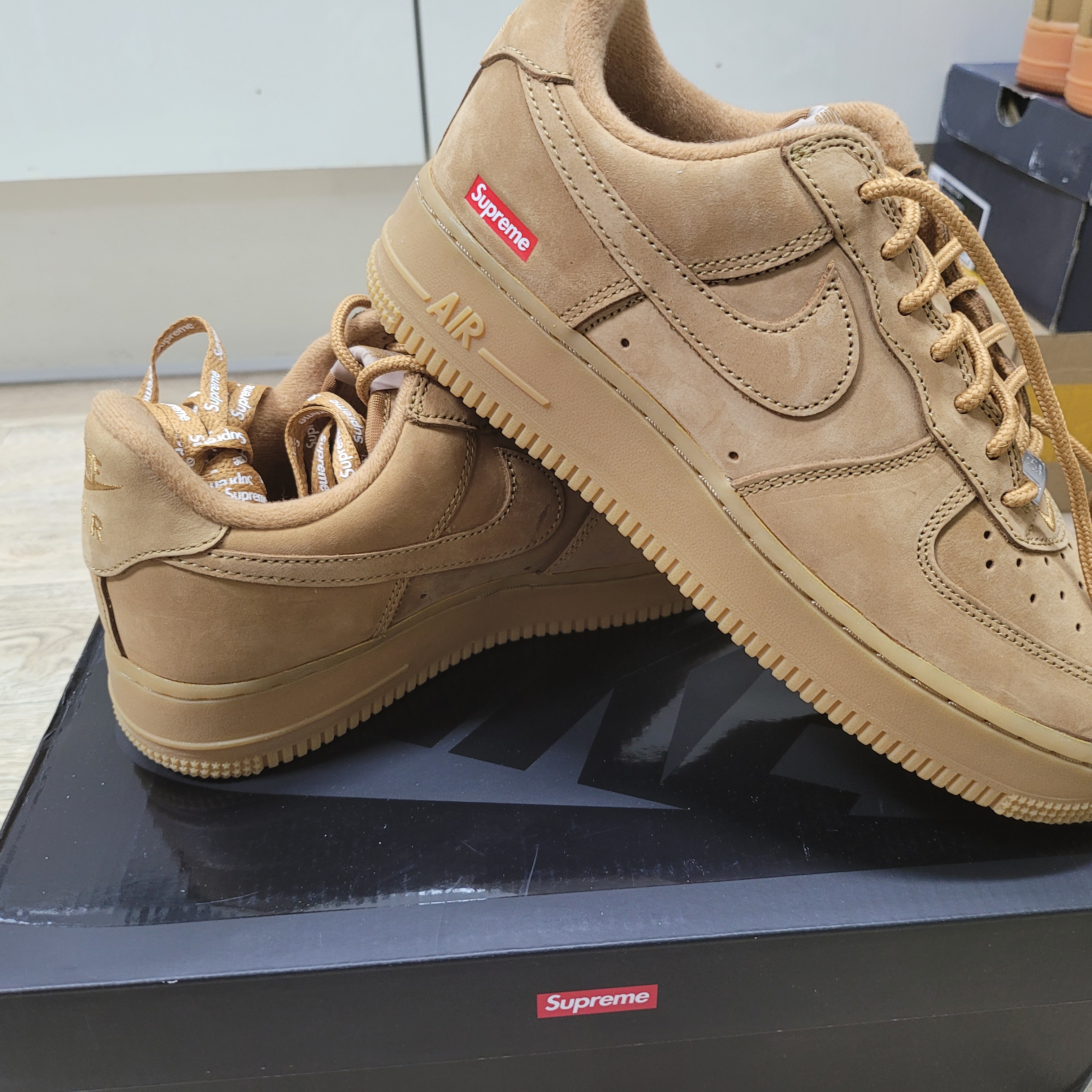 Nike x Supreme Air Force 1 Low Flax 착용 스타일 - 1
