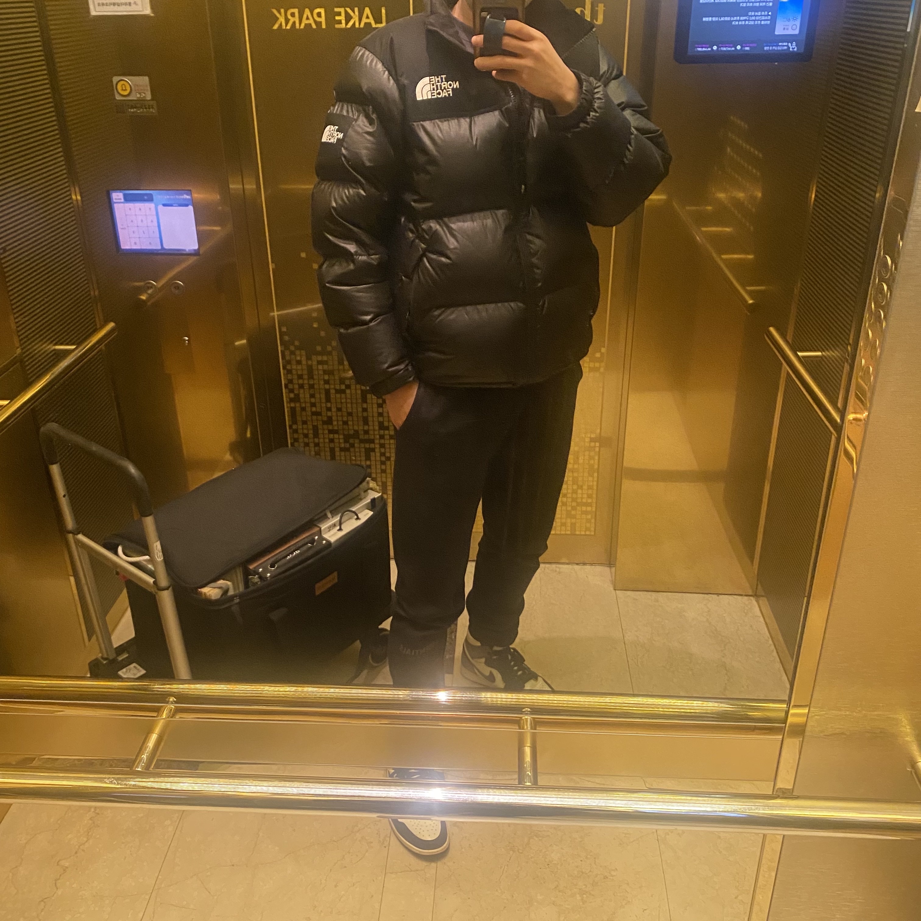 Jordan 1 Retro High OG Black Mocha, Essentials Sweatpants Black - 21SS 착용 스타일 - 1
